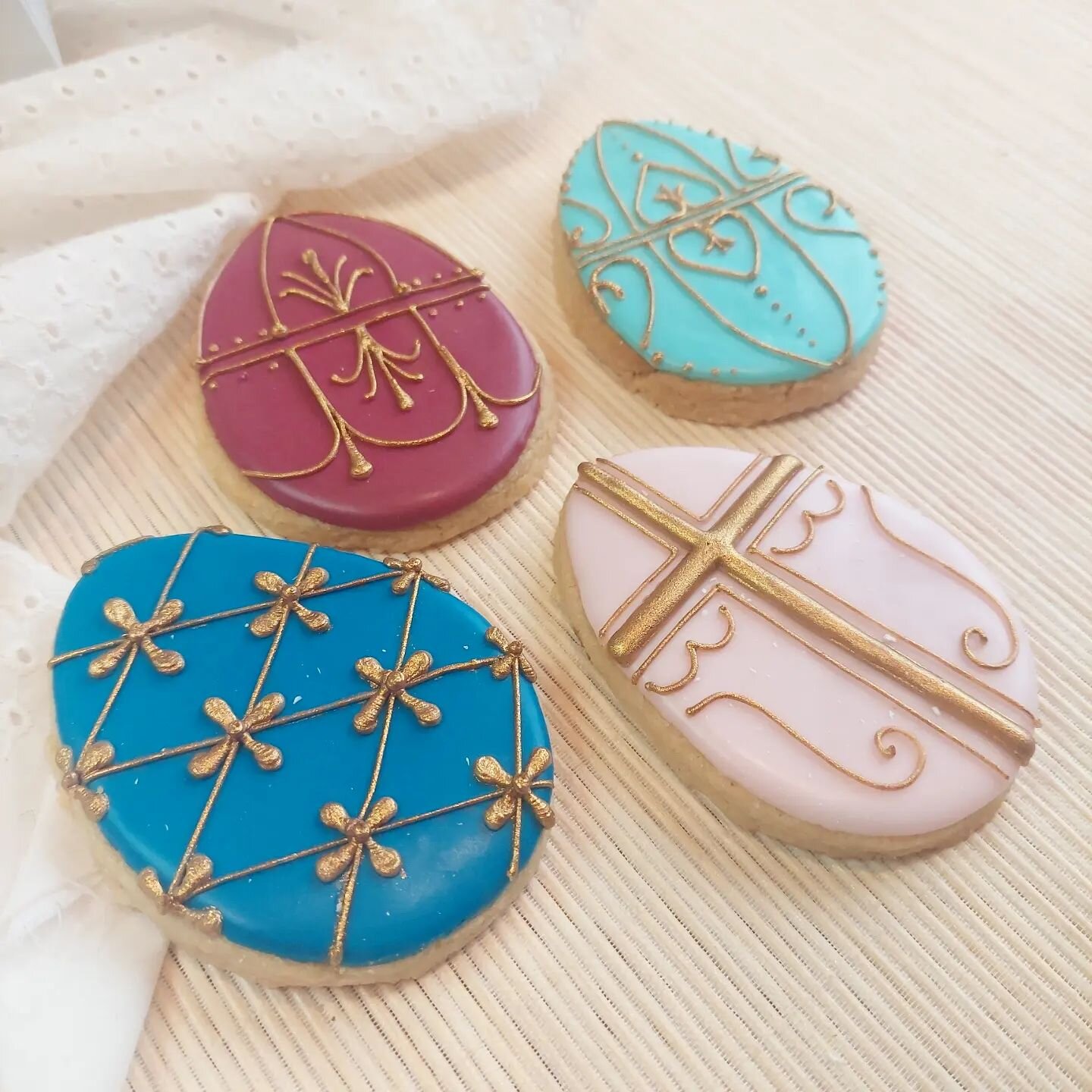 De beaux &oelig;ufs Faberg&eacute;, qui d&eacute;corent la table de p&acirc;ques... et qui se d&eacute;gustent avec grande gourmandise 🤤
.
.
.
.
.
.
.
.
.
.
.
.
.
.
#sugarcookies #edibleart #biscuitsglac&eacute;s #icedbiscuits #biscuits #sabl&eacute