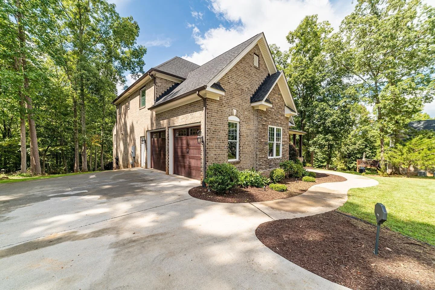 Check out those gorgeous blue interiors and detail shots 😍 
📸 @cinnamontoastkrunk 
🔑 Sheena Frost
•
•
•
•
#RealEstate #RealEstatePhotography #Photographer #MullinsMediaCo #ContentCreation #Creative #Lynchburg #Virginia