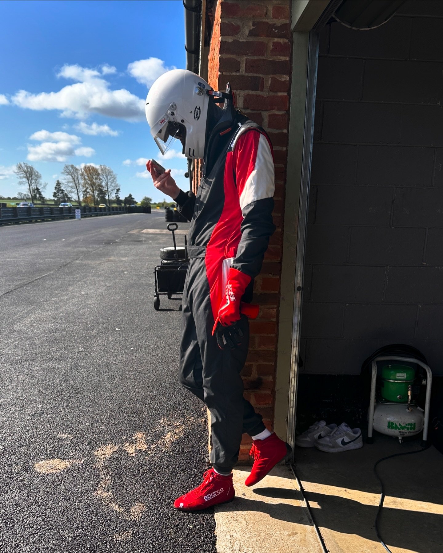 @jamescleasby is also ready for the race, just checking out the video from last session of yesterday. Tegiwa Road Sport Series.

#raceday #racedrivers #racedrivergrid #750racing #tegiwaroadsportsseries