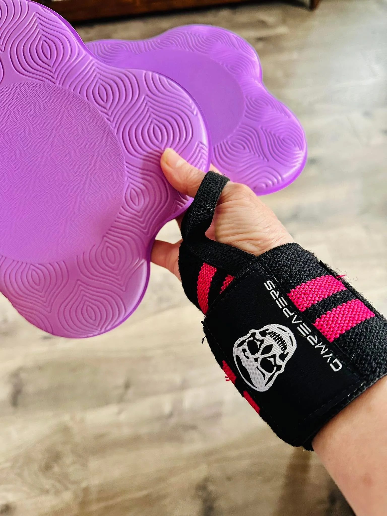 Thursday Thoughts 💪✨

"My wrists hurt too much for push ups." True. 

Also comfortable. 😏

Gymreapers wrist wraps + yoga pads. Problem solved.

We do this in fitness AND in life. A real obstacle becomes a permanent story. "I can't be
