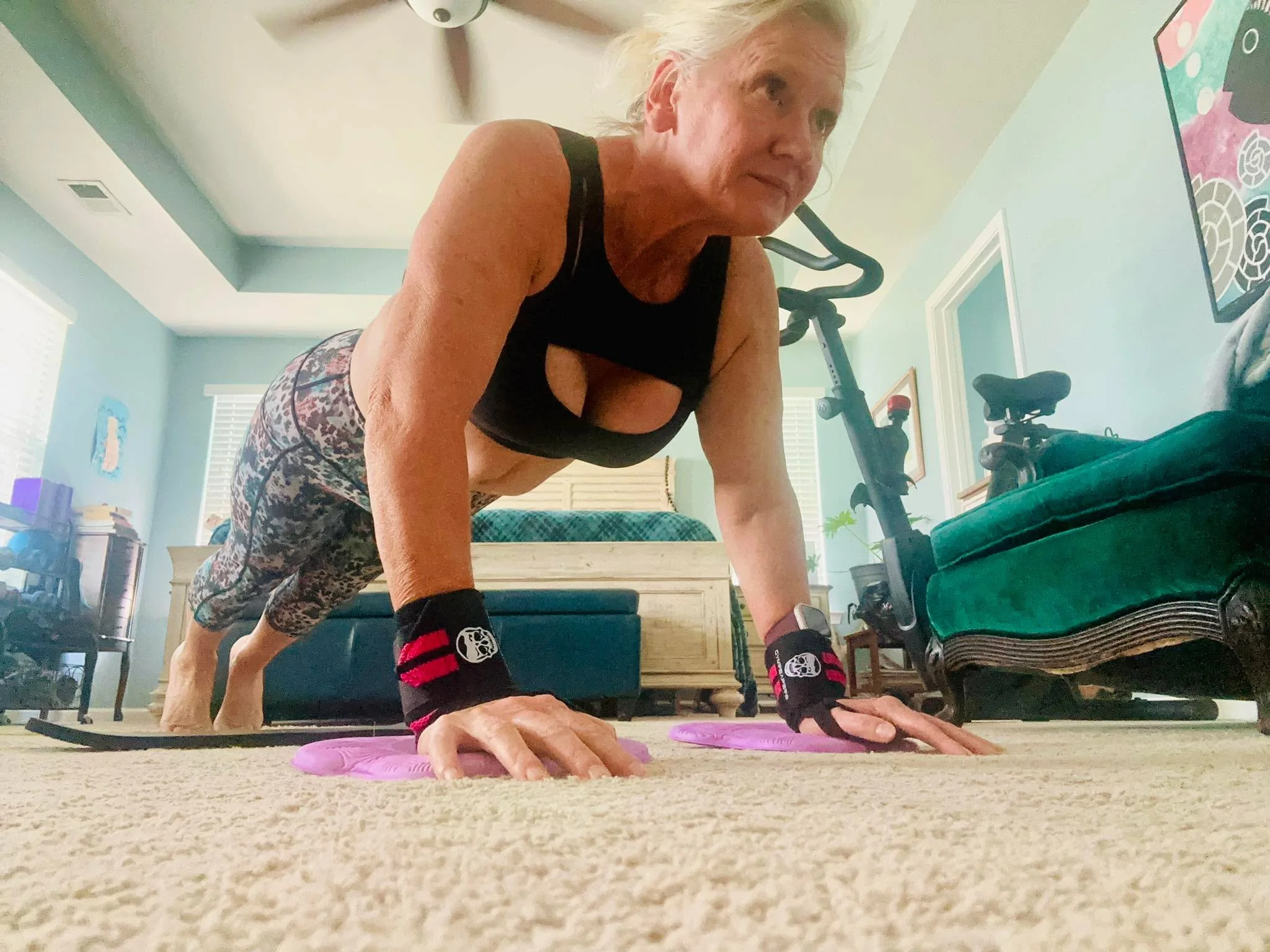 Work in Progress Wednesday 💪✨

The girl who used to modify the modifiers is now doing planks WITH mountain climbers. Triple bears. ETC!!!

I&rsquo;ve stayed consistent. The strength gains are REAL. 

Do I still modify sometimes? Sure. Depends on the