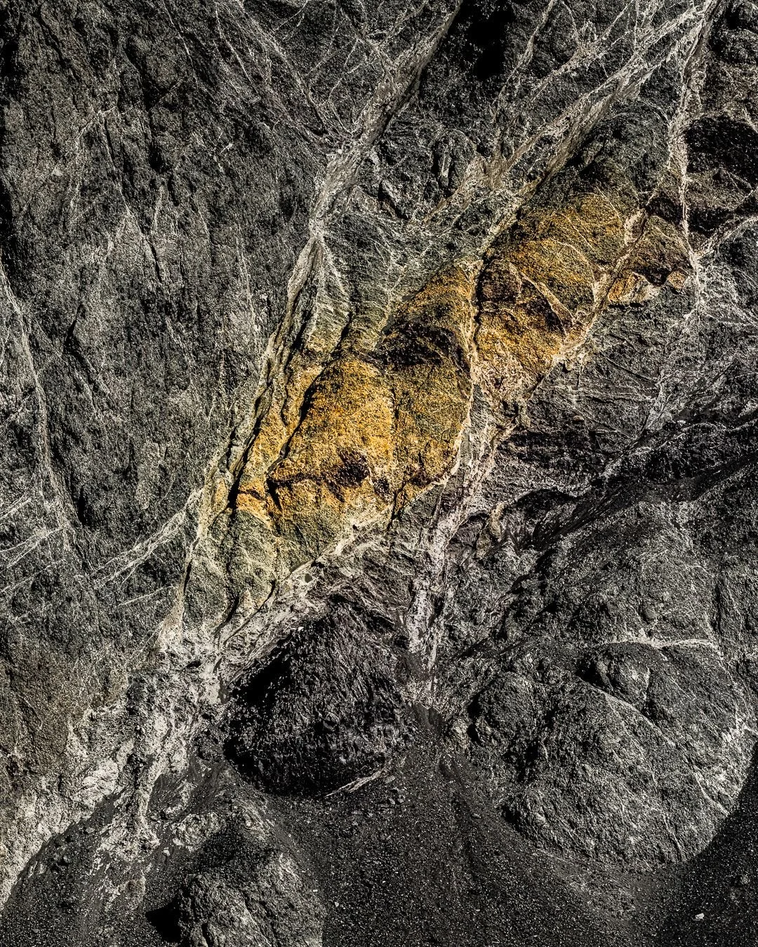 ISLANDE XXIX
Peint par la nature – ce qui ressemble à de l’art rupestre n’est qu’une coloration partielle naturelle dans la pierre et des lignes blanches. La nature en tant qu’artiste...
Peint par la nature – ce qui ressemble à des pétroglyphes est tout simplement un par naturel