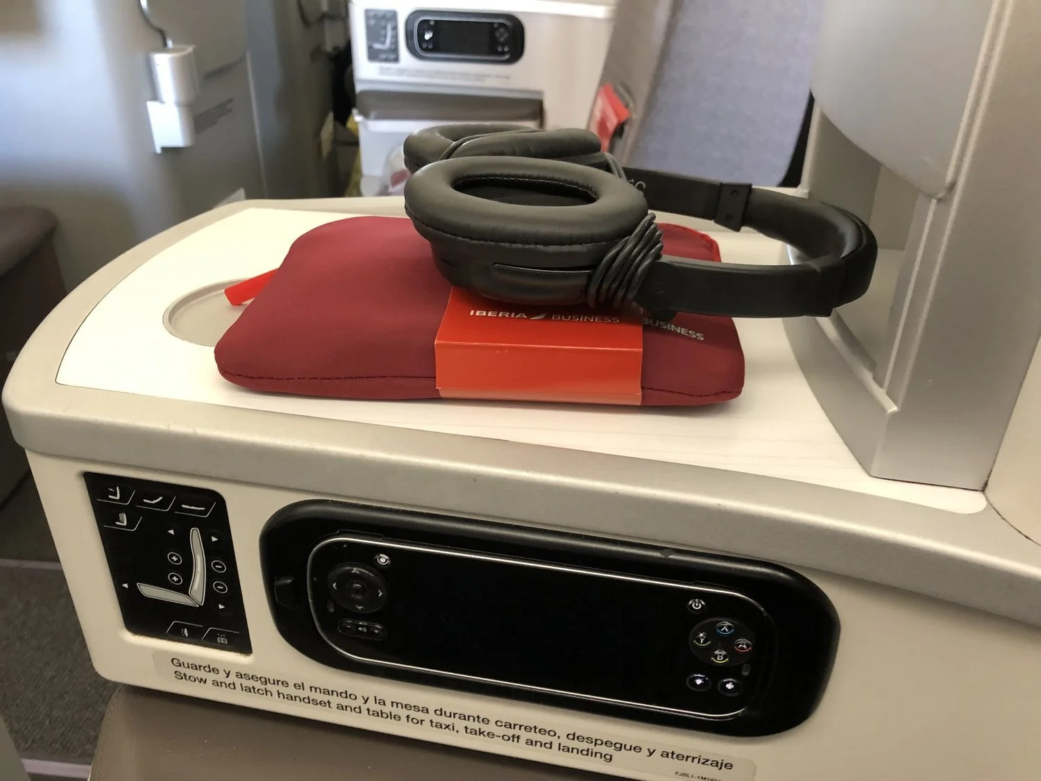 Iberia A330-200 Business Class Amenity Kit & Headphones MAD-PVG