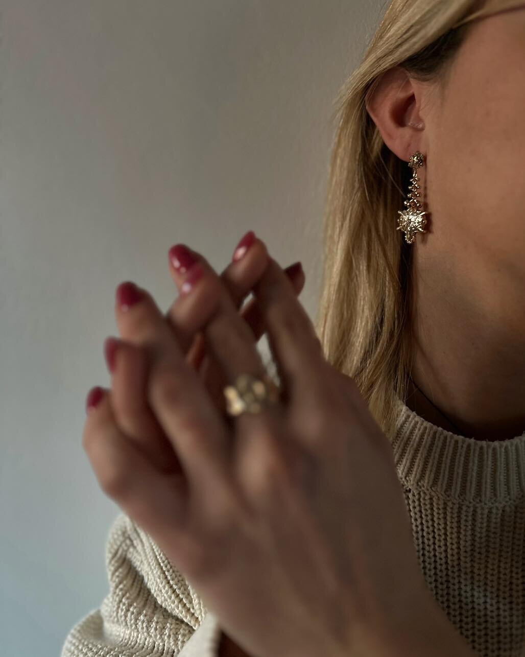 Les Dorlots ✨
Plus commun&eacute;ment appel&eacute;s les Milanos car autrefois ces grandes Boucles d&rsquo;Oreilles pouvaient mesurer jusqu&rsquo;&agrave; 13 cm. Leur nom proviendrait du fait qu&rsquo;elles &eacute;taient autrefois compos&eacute;es d