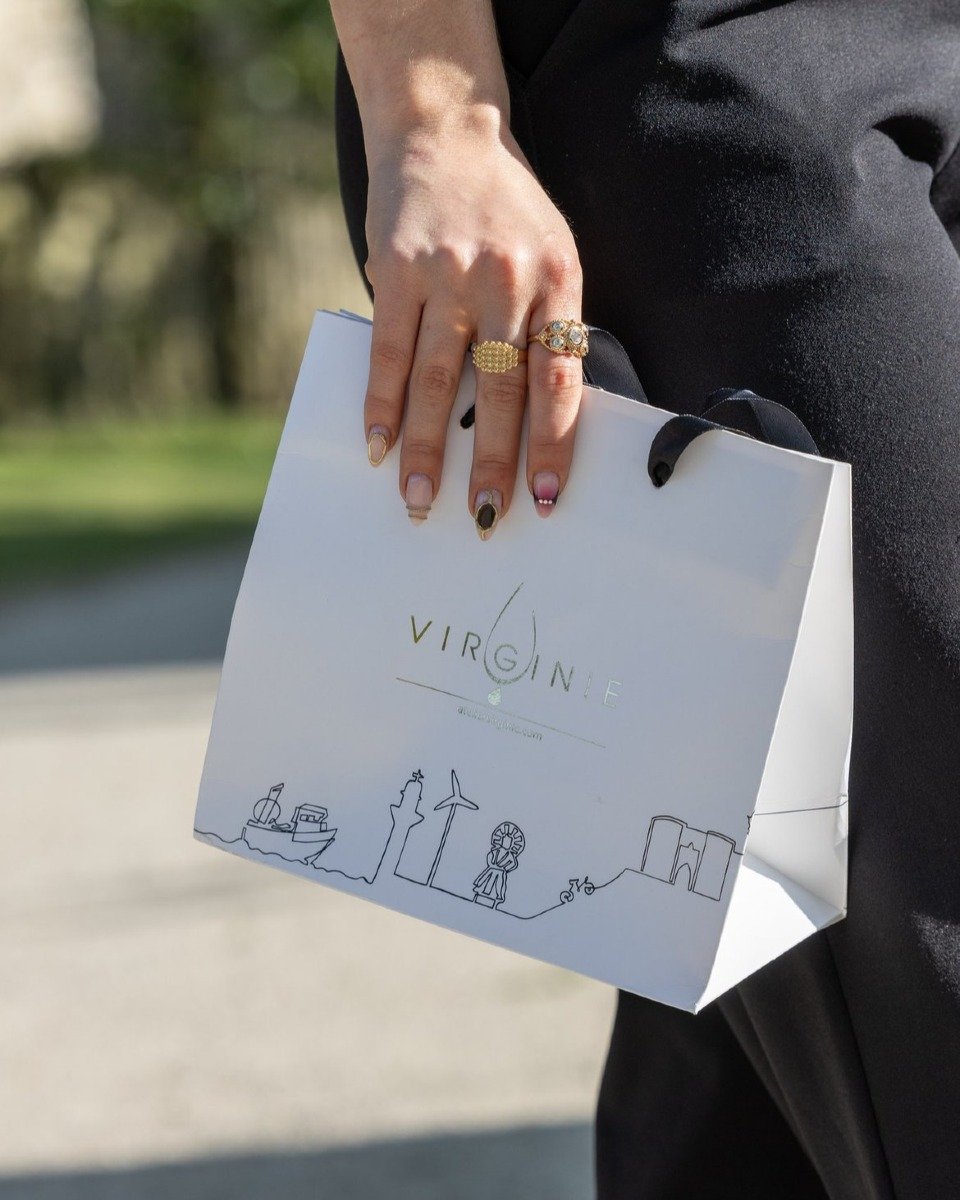 🌊 Un h&eacute;ritage d&rsquo;amour et de savoir-faire

Nos bijoux sont berc&eacute;es par les traditions de notre belle r&eacute;gion ! Un joli cadeau pour chaque occasion afin d&rsquo;offrir quelque chose de vraiment sp&eacute;cial 💌

Chaque pi&eg