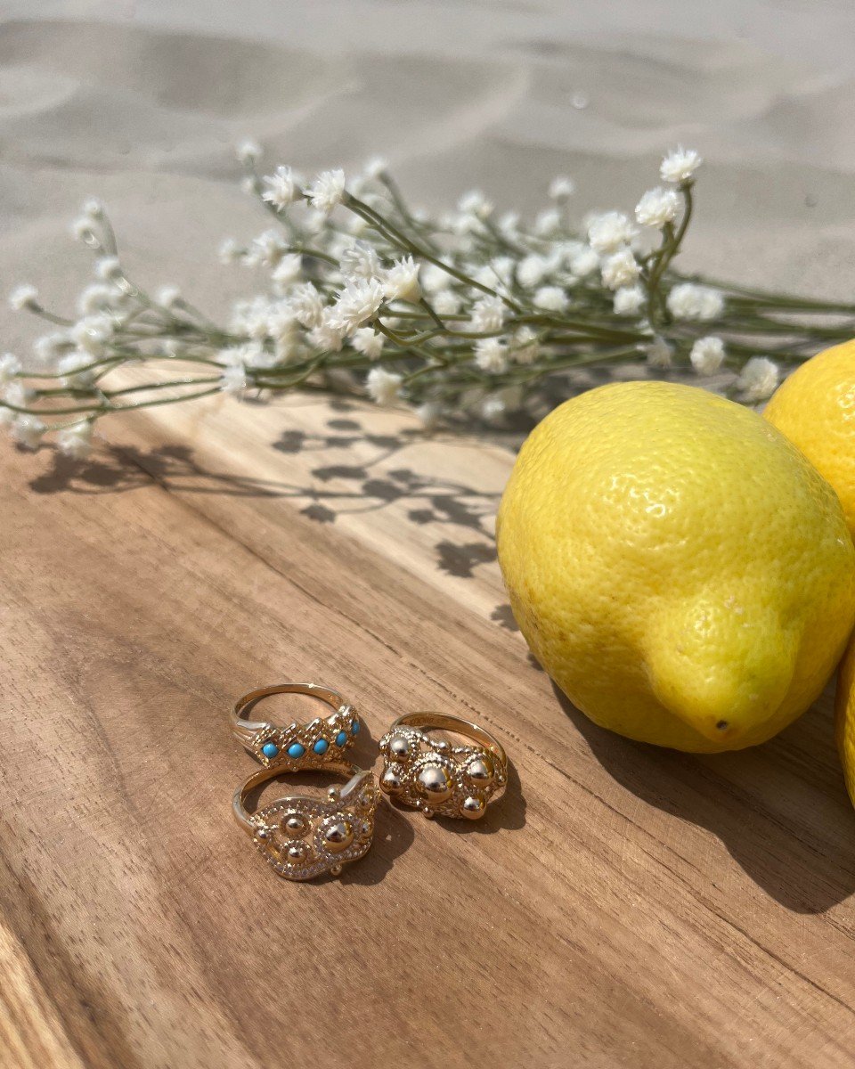 💍 L&rsquo;histoire des bagues, un h&eacute;ritage bien vivant sur la C&ocirc;te d&rsquo;Opale

Sur la C&ocirc;te d&rsquo;Opale, les bagues ne sont pas de simples bijoux : elles racontent des g&eacute;n&eacute;rations d&rsquo;amour, de transmission e