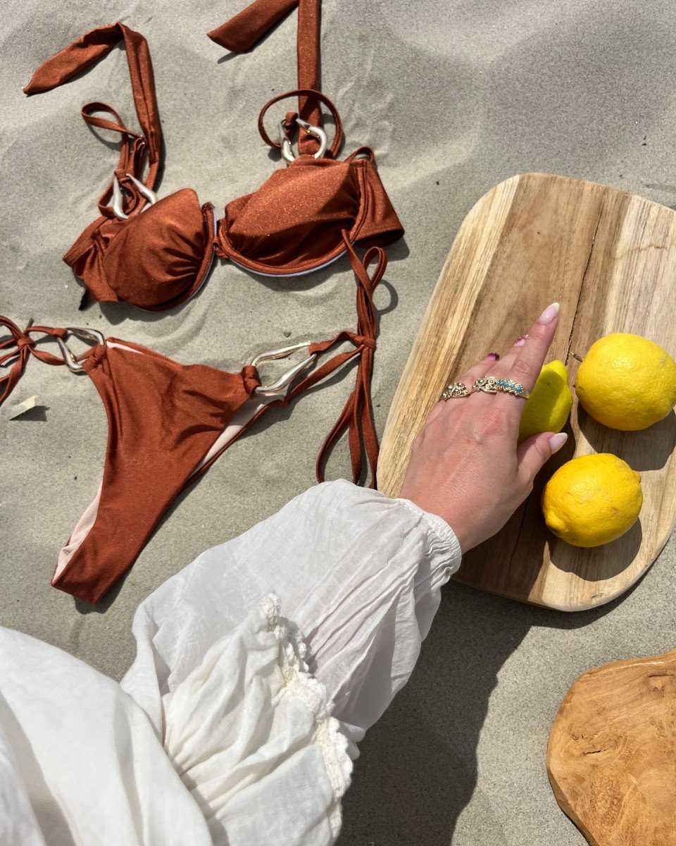 ☀️ Vivement le bronzage&hellip; pour faire briller nos bijoux couleur or !

L&rsquo;or, c&rsquo;est la lumi&egrave;re de l&rsquo;&eacute;t&eacute; au bout des doigts ✨

On adore porter nos bijoux, que les beaux jours reviennent, surtout quand le sole