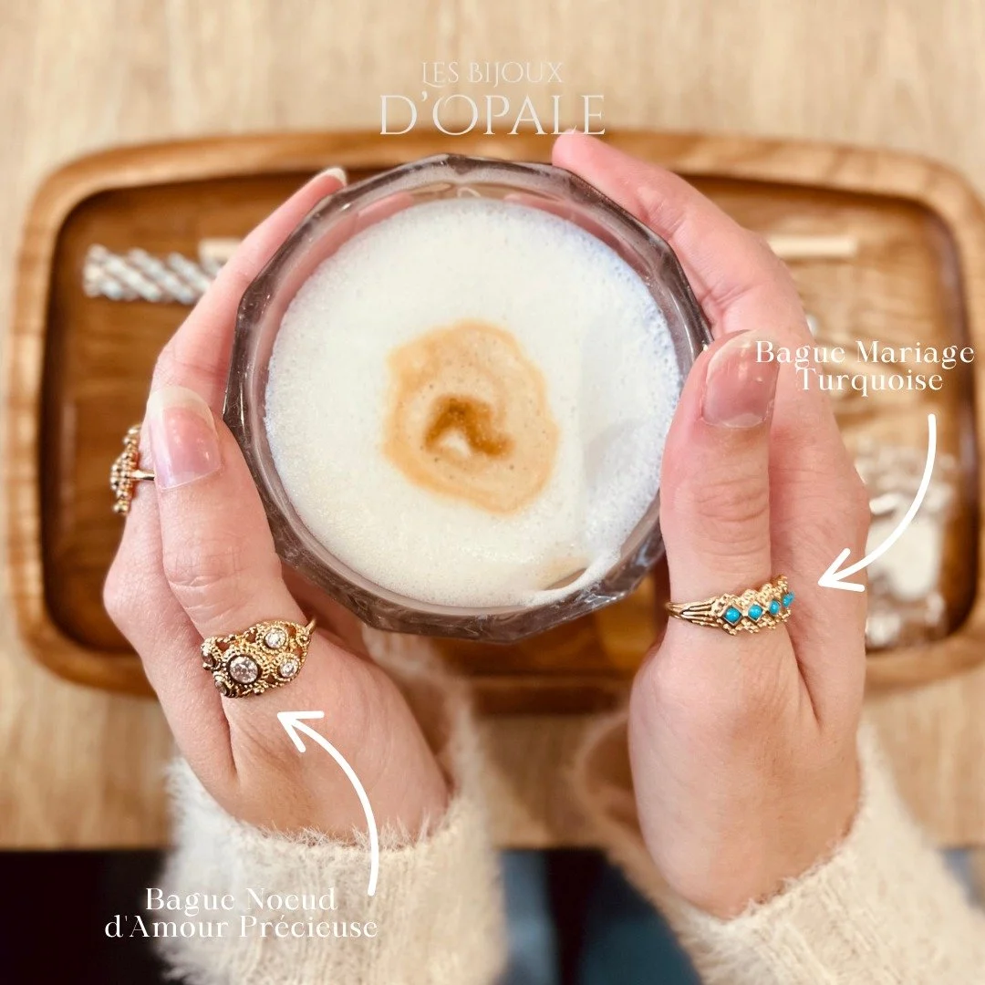 ☕ Entre les mains, une tasse de caf&eacute; r&eacute;confortante&hellip; et l&rsquo;&eacute;clat de nos cr&eacute;ations ✨
💍 La Bague N&oelig;ud d&rsquo;Amour Pr&eacute;cieuse, symbole d&rsquo;un lien &eacute;ternel, et la Bague Mariage Turquoise, p