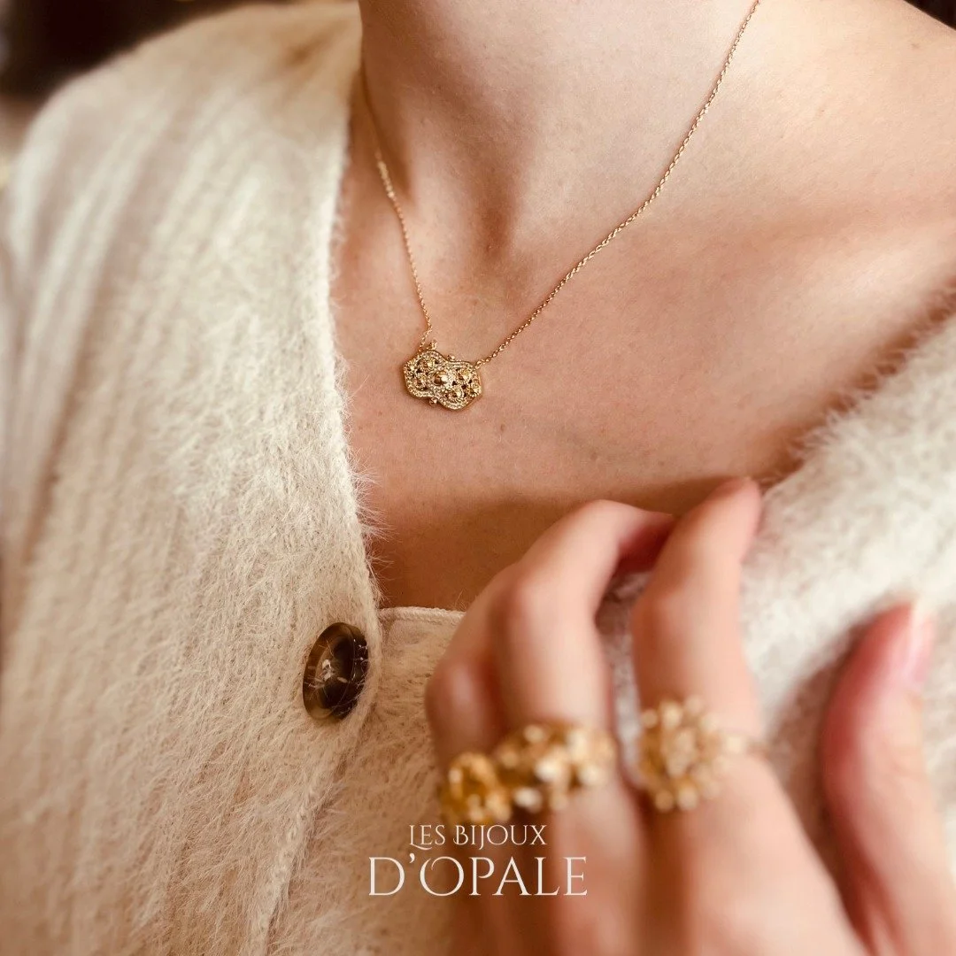🍂 L&rsquo;automne s&rsquo;invite dans vos tenues avec douceur&hellip; et une touche d&rsquo;&eacute;clat 

Le collier boulonnais N&oelig;ud d&rsquo;Amour Scintillant illumine vos pulls chauds et sublime chaque silhouette.

Un bijou qui allie traditi