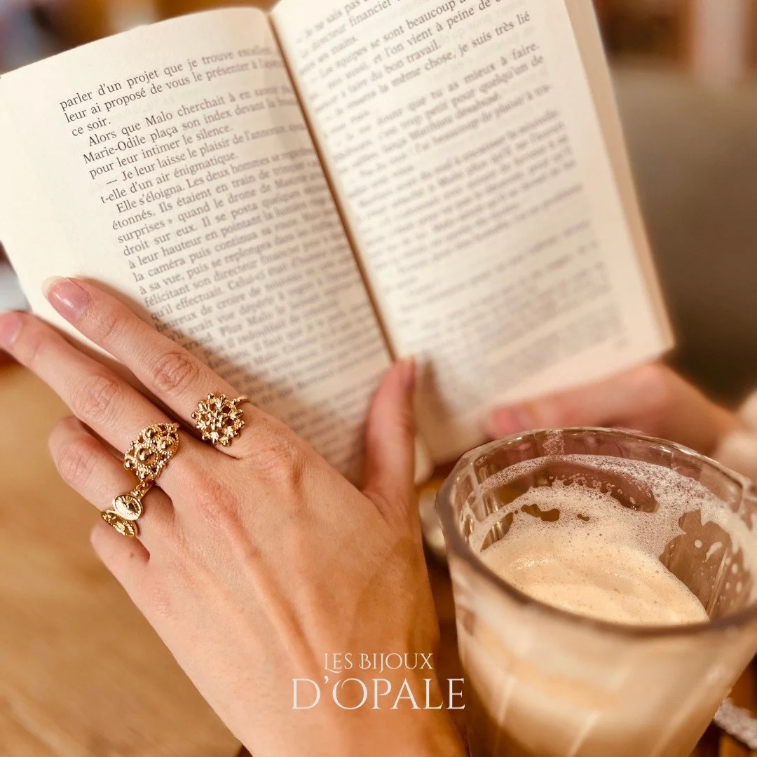 ☕ Imagine un caf&eacute; chaud entre tes mains, un livre ouvert sur tes genoux&hellip; et le temps qui ralentit, juste pour toi.

🍂 Les Bijoux d&rsquo;Opale naissent de ces instants simples, de la douceur des saisons, des paysages de la C&ocirc;te d