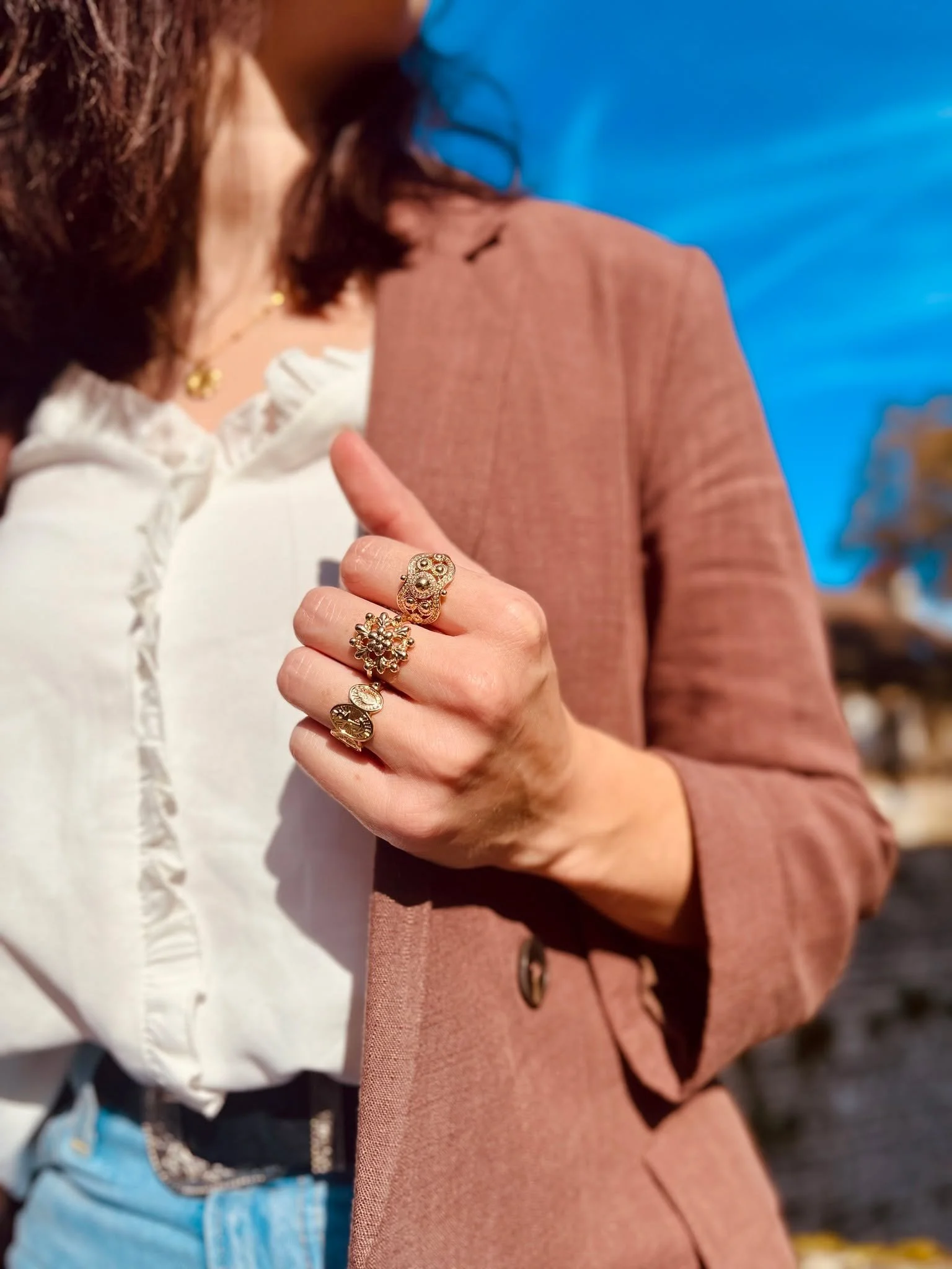 Ma touche d’éclat ✨
Sous un ciel bleu, parée des couleurs d’automne, l’élégance se veut simple et naturelle !
Une tenue sobre, des gestes délicats… et cette touche d’éclat qui