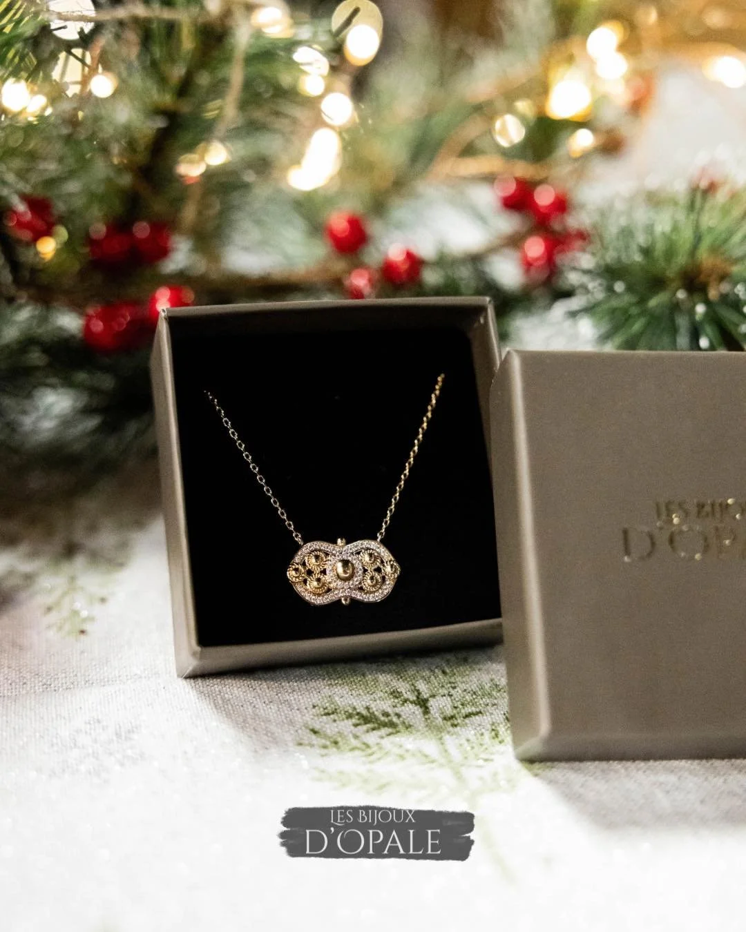 ✨ Collier Boulonnais Noeud d&rsquo;Amour Scintillant &ndash; Brillez pour les f&ecirc;tes ✨

Un bijou d&eacute;licat et &eacute;l&eacute;gant, pens&eacute; pour capturer toute la magie de No&euml;l. 🎄💫
Le Noeud d&rsquo;Amour apporte une touche raff