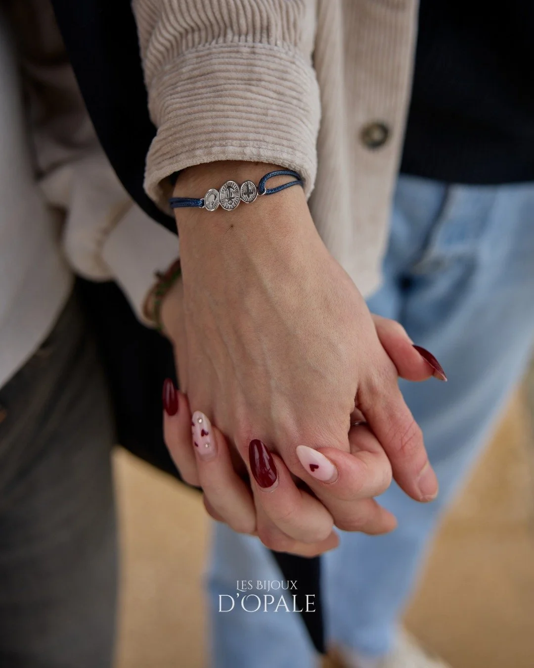 ✨ Le bracelet cordon Capelet : un lien charg&eacute; de sens

Le Capelet est bien plus qu&rsquo;un simple cordon. Inspir&eacute; des traditions qui symbolisent la protection et les liens pr&eacute;cieux, il se noue comme une intention, un geste d&eac