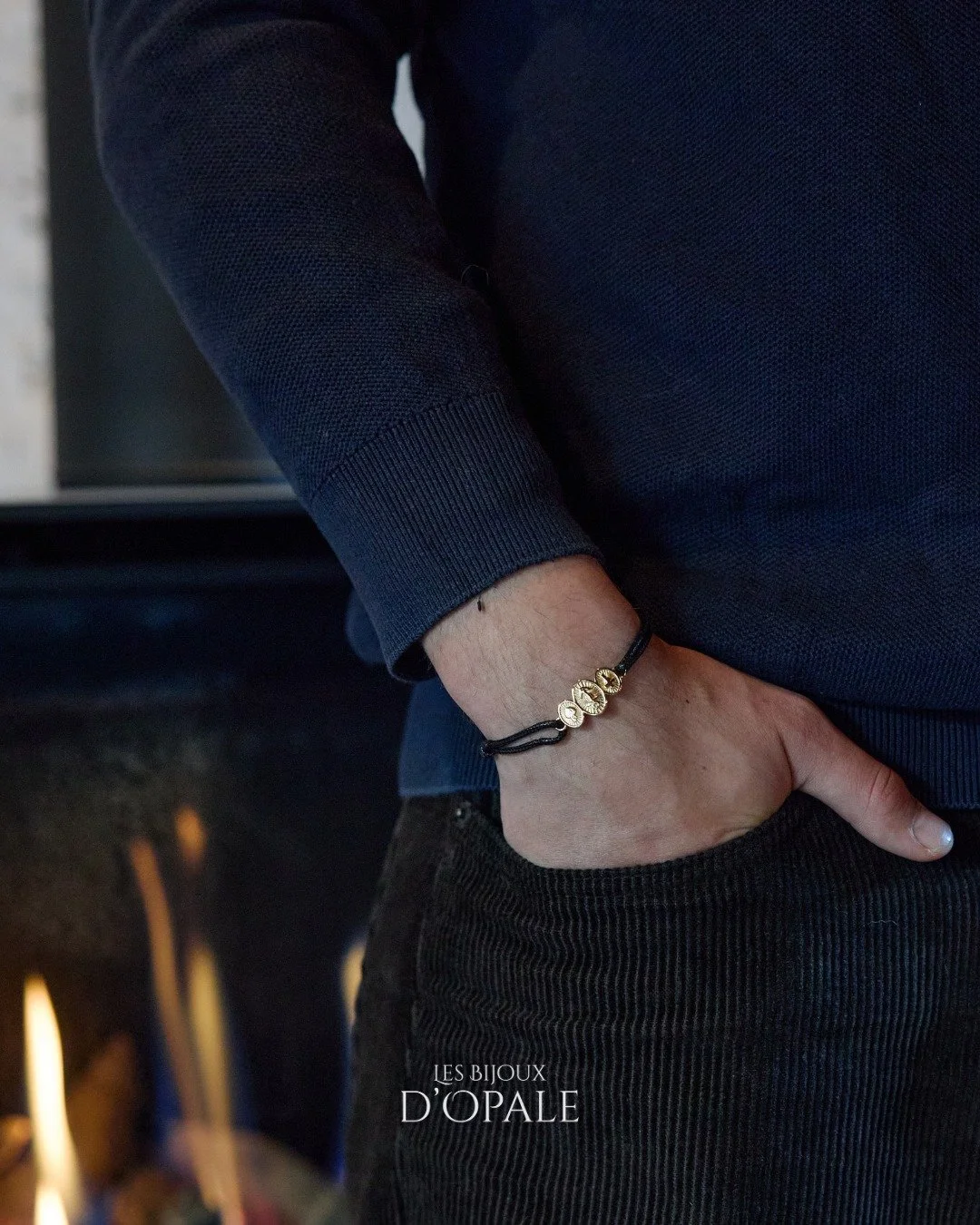 La Saint-Valentin est pass&eacute;e&hellip; mais les attentions, elles, restent 🤍

Le bracelet cordon Capelet pour homme, c&rsquo;est le cadeau parfait pour prolonger le geste.
Sobre, &eacute;l&eacute;gant, facile &agrave; porter au quotidien &mdash