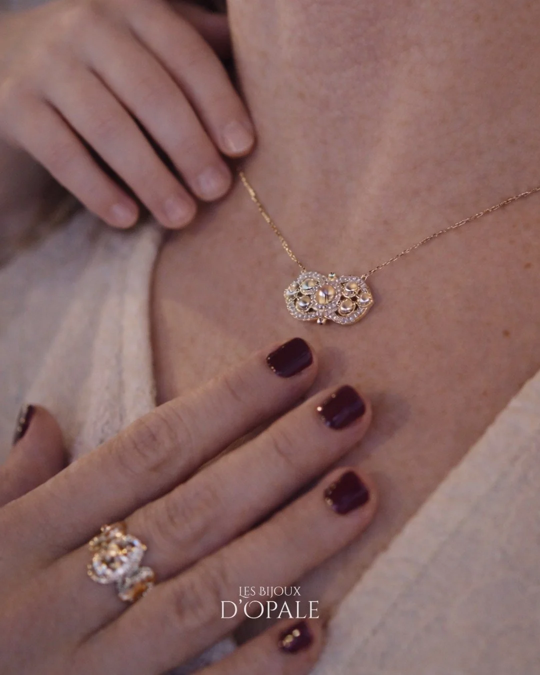 ✨ Un lien unique, pr&eacute;cieux et intemporel 💖

Le Collier N&oelig;ud d&rsquo;Amour Scintillant c&eacute;l&egrave;bre le lien sp&eacute;cial entre grand-m&egrave;re et petite-fille. Comme un n&oelig;ud d&eacute;licat qui unit deux c&oelig;urs, il