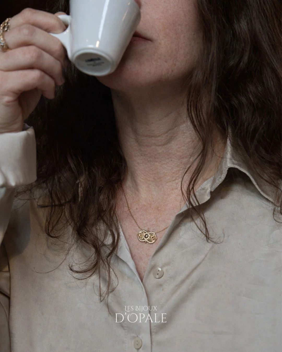 ✨ Offrez &agrave; votre grand-m&egrave;re un symbole d&rsquo;amour &eacute;ternel 💖

Le Collier N&oelig;ud d&rsquo;Amour Scintillant c&eacute;l&egrave;bre le lien unique entre grand-m&egrave;re et petite-fille. Son n&oelig;ud d&eacute;licat repr&eac