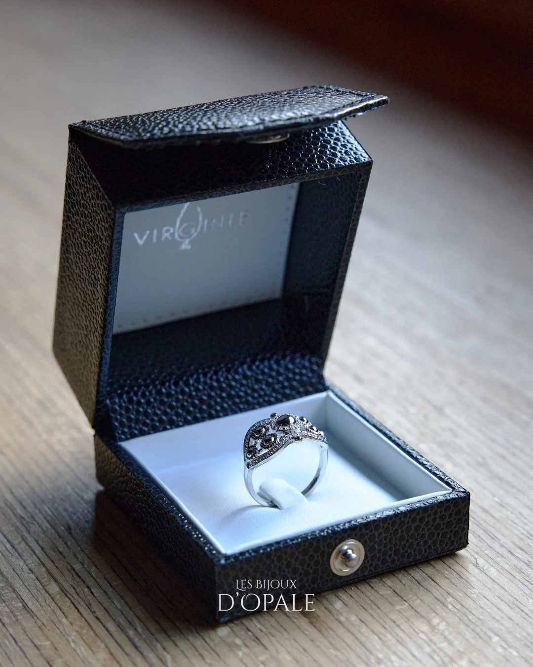 ✨ Le printemps arrive&hellip; et avec lui, l&rsquo;envie de briller 🌸

💍 La Bague N&oelig;ud d&rsquo;Amour Scintillante unit &eacute;l&eacute;gance et &eacute;motion : un n&oelig;ud d&eacute;licat, symbole de liens pr&eacute;cieux, qui capte la lum