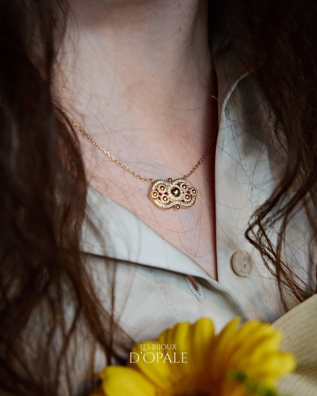 🌿 Le printemps approche doucement&hellip; Les jours s&rsquo;&eacute;tirent, la lumi&egrave;re devient plus chaleureuse et l&rsquo;air porte d&eacute;j&agrave; la promesse de nouvelles histoires &agrave; &eacute;crire.

💛 Le collier N&oelig;ud d&rsq