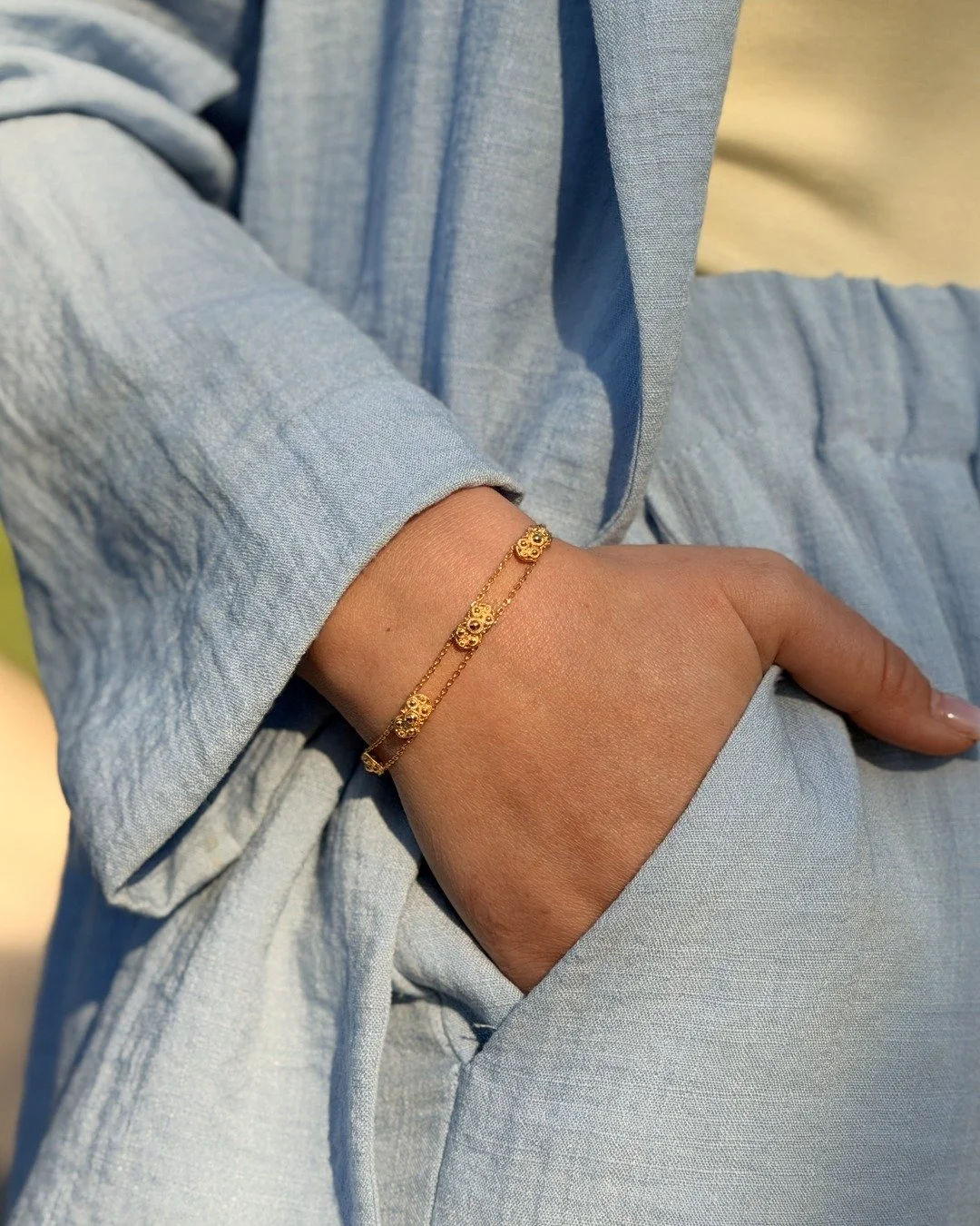☀️ Un rayon de soleil &agrave; votre poignet ✨

Le Bracelet Boulonnais 5 N&oelig;uds d&rsquo;Amour capte la lumi&egrave;re et apporte une touche d&rsquo;&eacute;clat &agrave; toutes vos tenues. Chaque n&oelig;ud symbolise un lien pr&eacute;cieux, un 