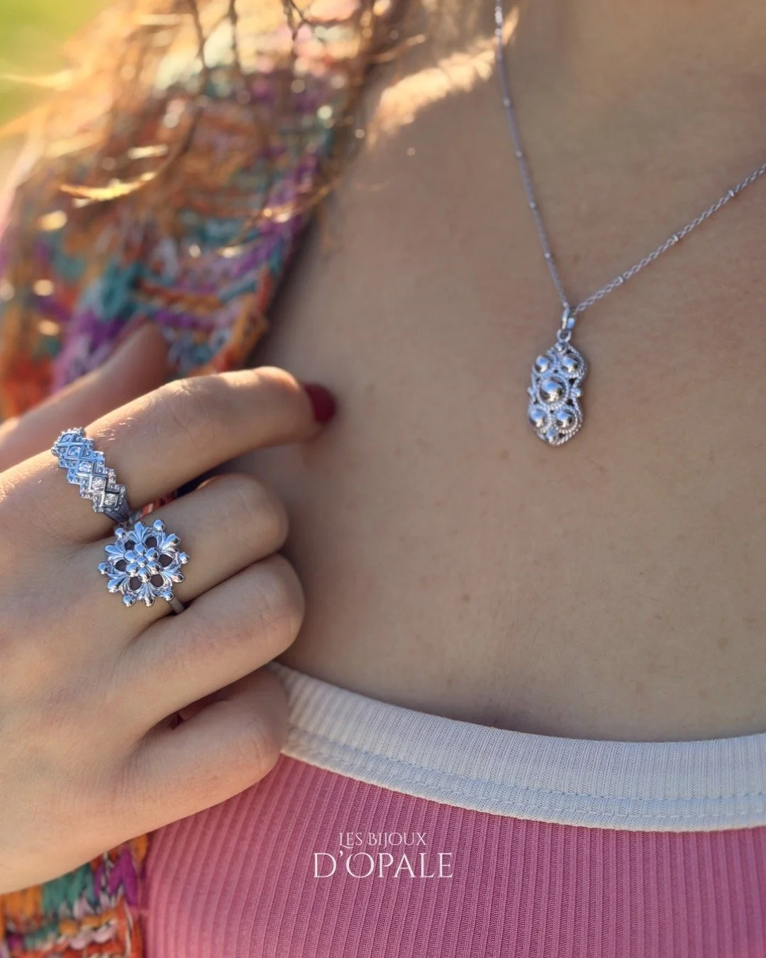 ☀️ L&rsquo;&eacute;t&eacute; arrive&hellip; faites briller vos tenues ✨

Des couleurs, du soleil&hellip; et ce d&eacute;tail qui change tout : vos bijoux 💛
Ils captent la lumi&egrave;re et subliment chacun de vos moments.

✨ Le petit plus qui fait t