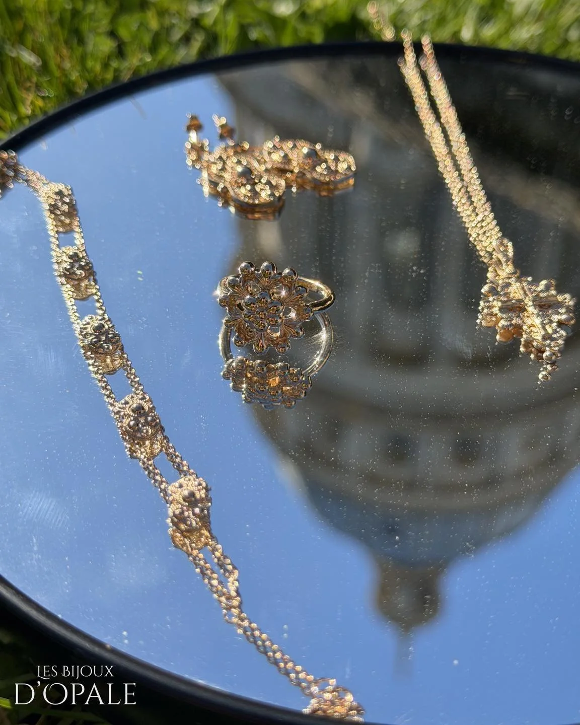 La bague Soleil d&rsquo;Opale, inspir&eacute;e des Dorlots port&eacute;s par les Matelotes de la mer du Nord, revisite un h&eacute;ritage fort de la C&ocirc;te d&rsquo;Opale avec une approche plus contemporaine.

Elle s&rsquo;inscrit dans un d&eacute