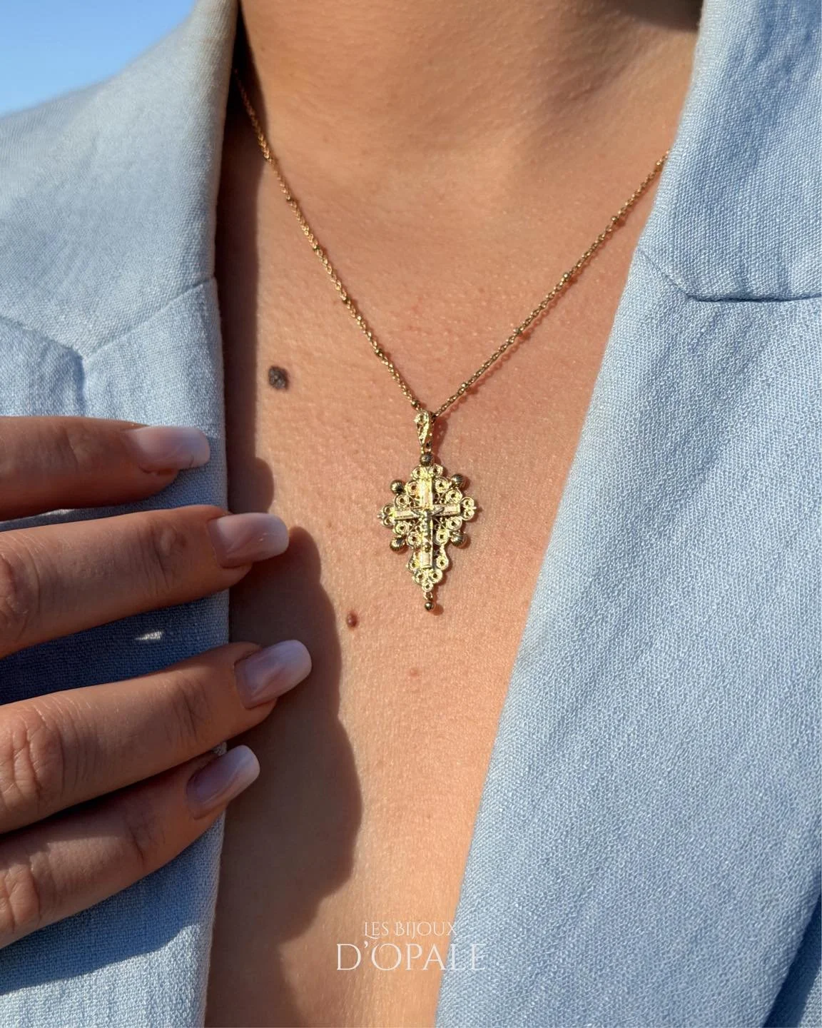 La Croix Boulonnaise, aussi appel&eacute;e Croix du Pardon, se distingue par son filigrane inspir&eacute; des cordages marins. Elle associe quatre coquilles Saint-Jacques, symboles de la mer nourrici&egrave;re. Un grelot mobile vient apporter une tou