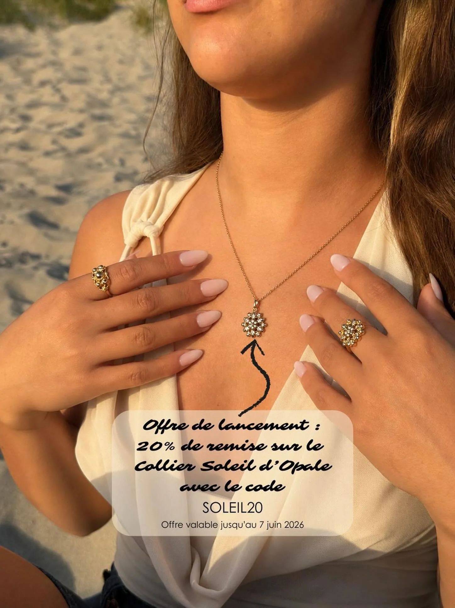 Le pendentif Soleil d&rsquo;Opale r&eacute;interpr&egrave;te avec finesse l&rsquo;un des symboles les plus embl&eacute;matiques des Bijoux Boulonnais : le motif solaire des traditionnels Dorlots.
Profitez de l&rsquo;offre de lancement exceptionnelle 