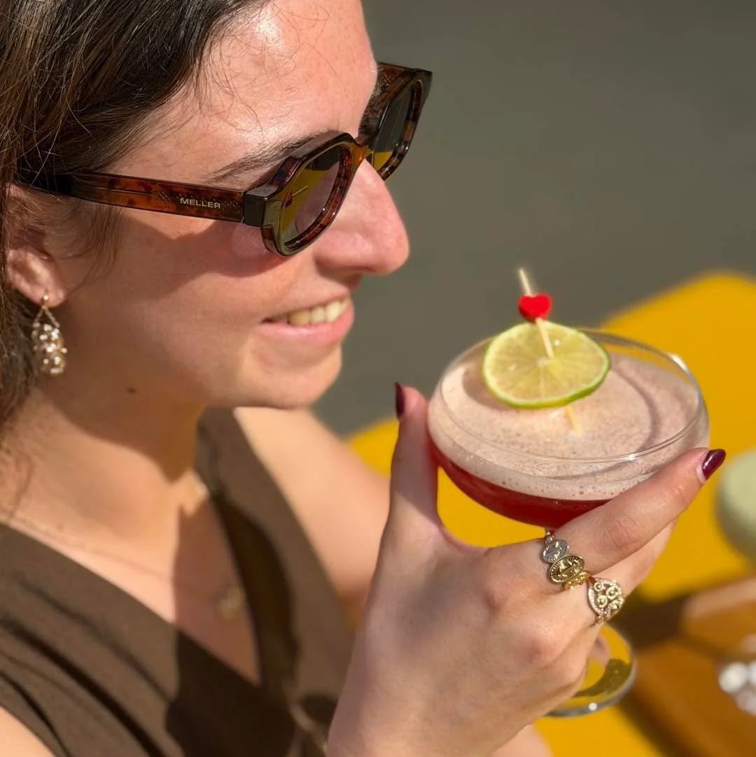 Sous le soleil, chaque d&eacute;tail brille ✨🍸

Des bagues qui captent la lumi&egrave;re, un cocktail &agrave; la main et cette sensation que l&rsquo;&eacute;t&eacute; ne fait que commencer.

✨ Faites rayonner vos moments d&rsquo;&eacute;t&eacute; a