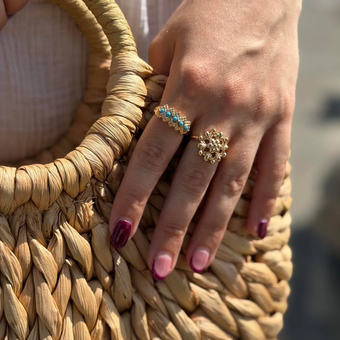 ☀️🤍 L&rsquo;&eacute;t&eacute; s&rsquo;invite dans chaque d&eacute;tail.

Une robe blanche l&eacute;g&egrave;re, un sac en osier intemporel et des bagues qui illuminent chaque geste.

✨ Des bijoux pens&eacute;s pour sublimer vos plus beaux instants s