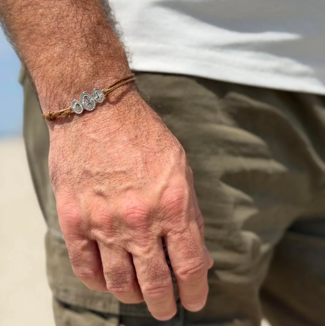 Un cadeau qui a du sens,  pour celui qui a toujours &eacute;t&eacute; l&agrave;, offrez un bracelet qui l&rsquo;accompagnera au quotidien.

Entre &eacute;l&eacute;gance et caract&egrave;re, le d&eacute;tail parfait pour c&eacute;l&eacute;brer la F&ec