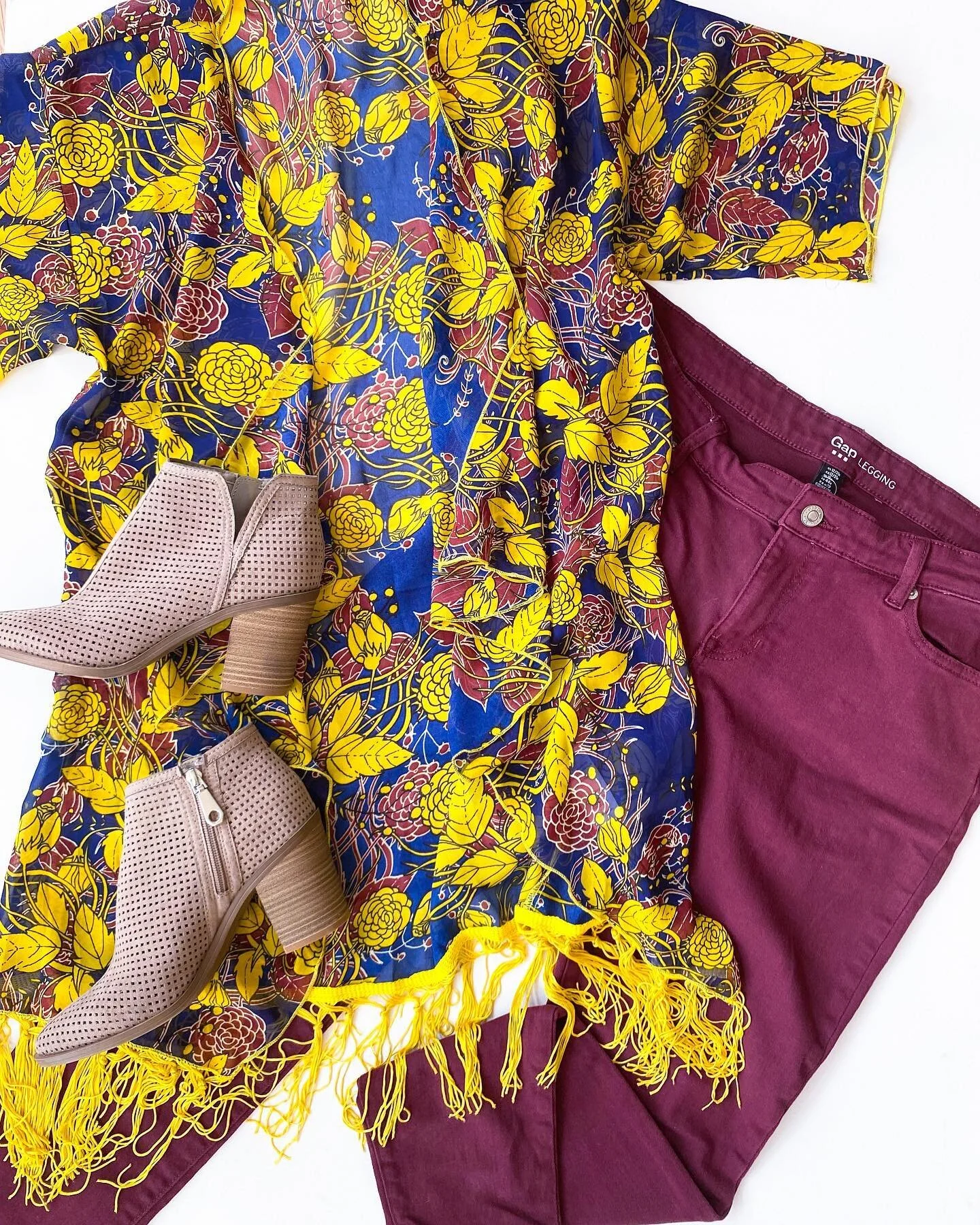 The heat wave is finally over, time to break out the booties!👢
DM/Comment to buy
▪️
Lularoe sheer duster // S // $22
Gap skinny jean // 12 // $16.50
DV laser cut booties // 6.5 // $22