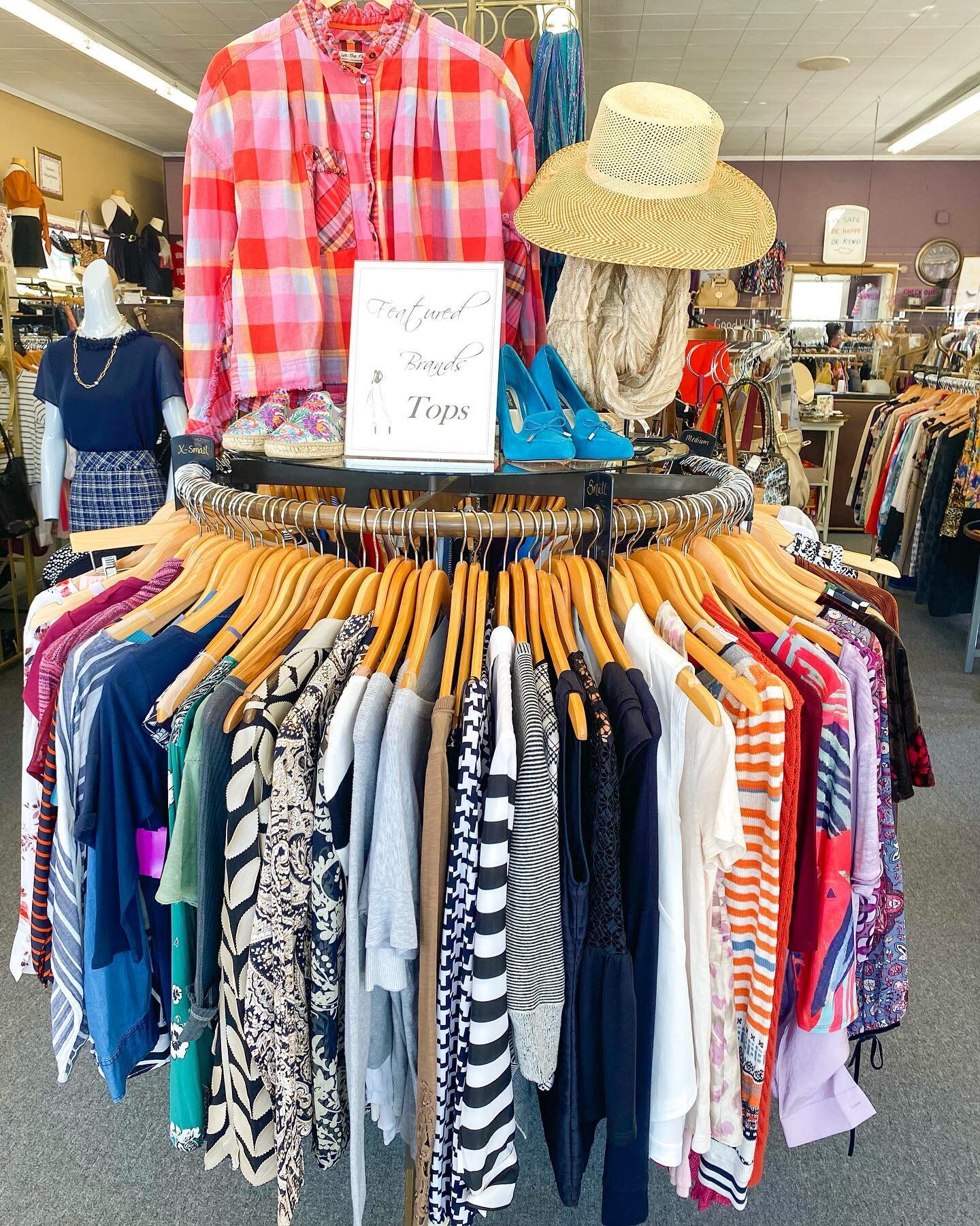Every Thursday open until 7pm! 🛍#shopwithus ⬇️
[Updated $5 rack in the back room]