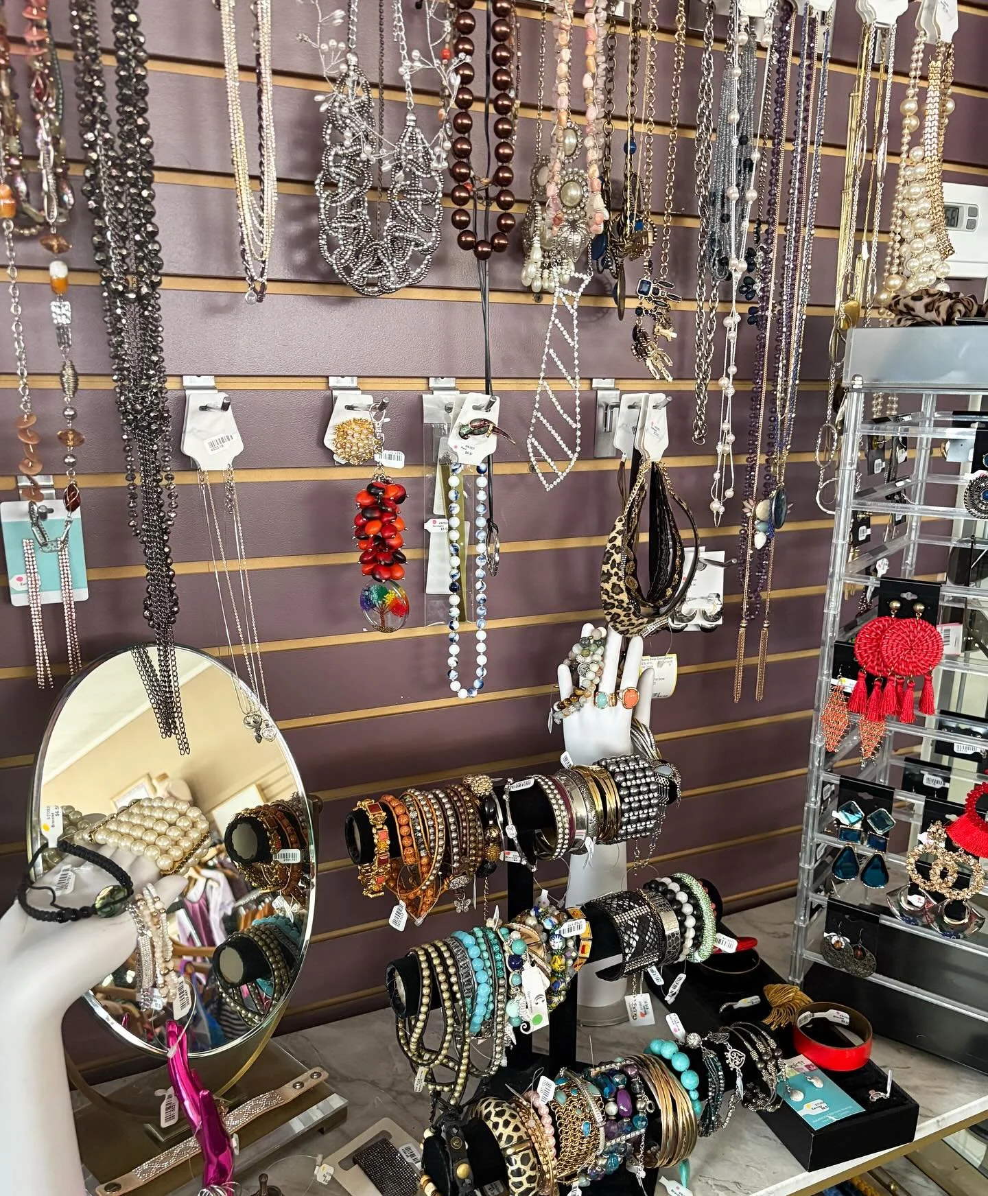 New to you jewlery 💍 #consignmentfinds 
Open 11-6pm today! 
Final days of BOGO Dresses 25% OFF