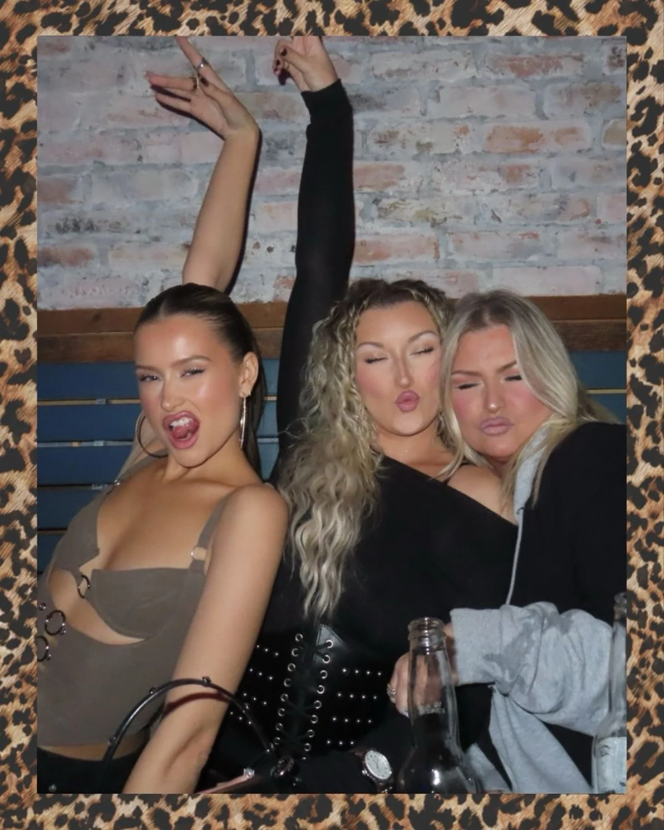 EPISODE 11 IS LIVE 🤍 Theatre kids, 300 chicken nuggets, the sister switch, Ed Sheeran lore, strange celebrity crushes, ventures in salad dressing, conflict resolution, messy tiktoks, x-rated mornings and microdosing tequila. Somehow it all makes sen