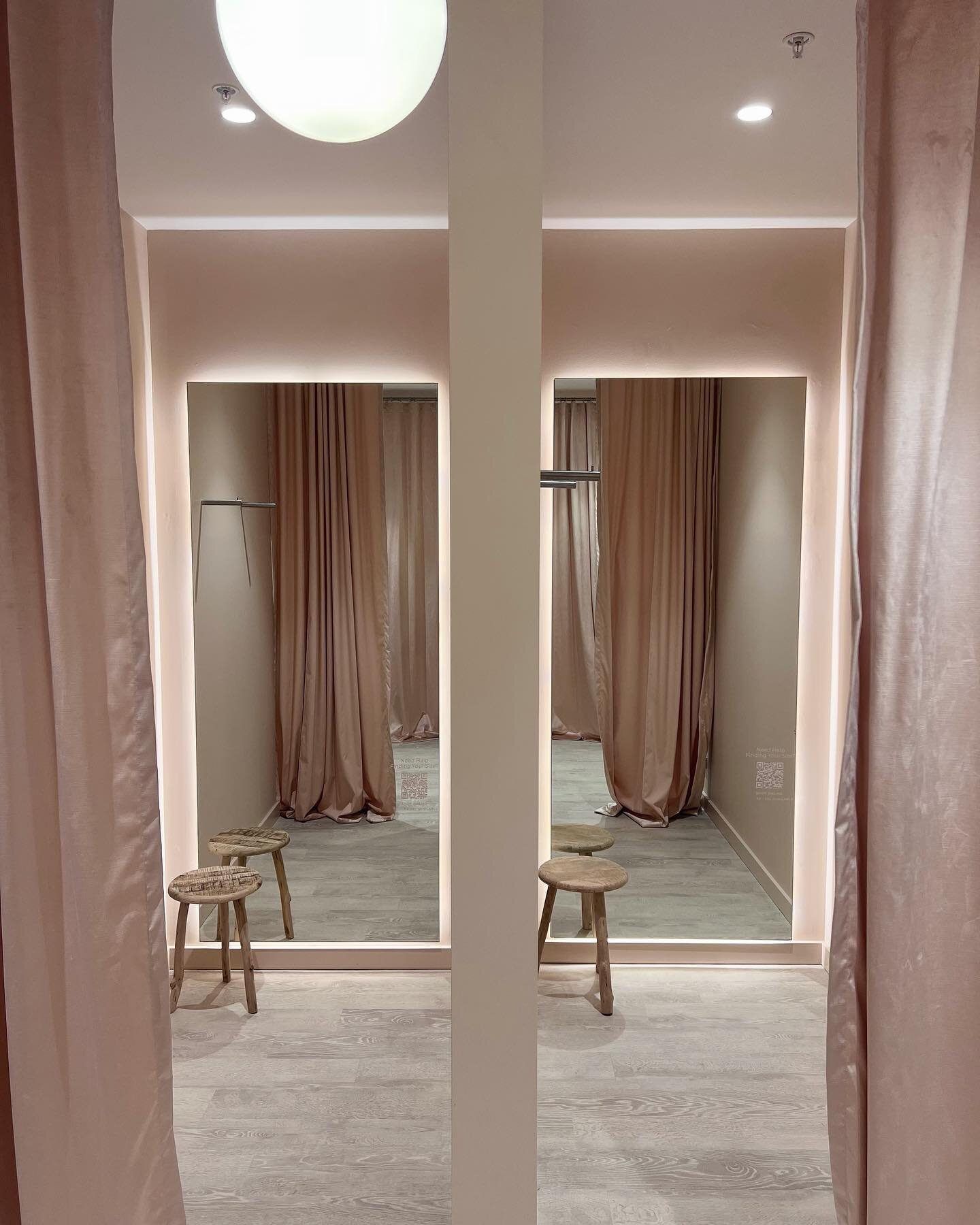 Loving these pink velvet curtains we installed at Papinelle.

#dressingroom #dressingroomcurtain #velvet