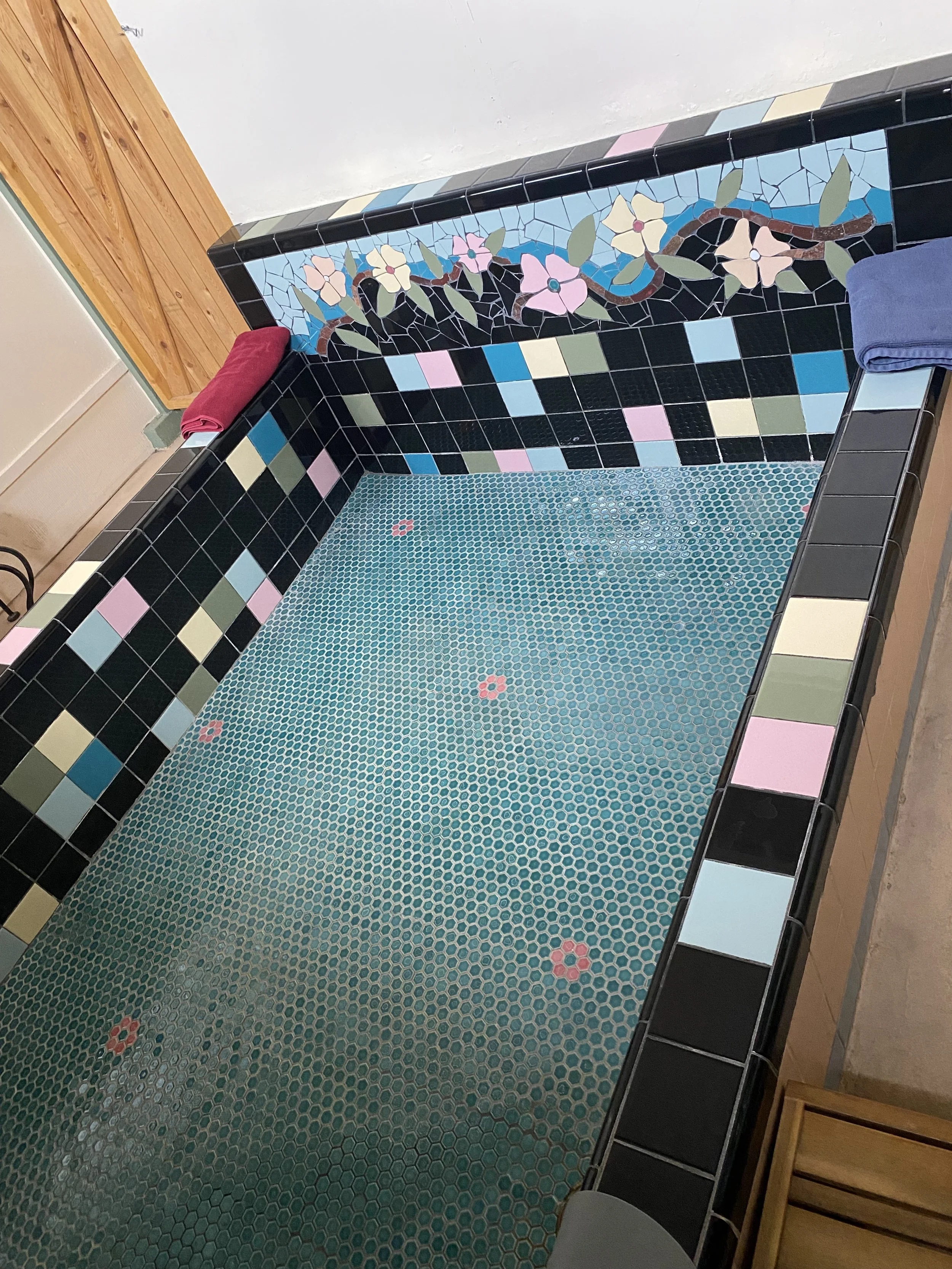 Large Family friendly Hot springs tub private clean tub good for couples.