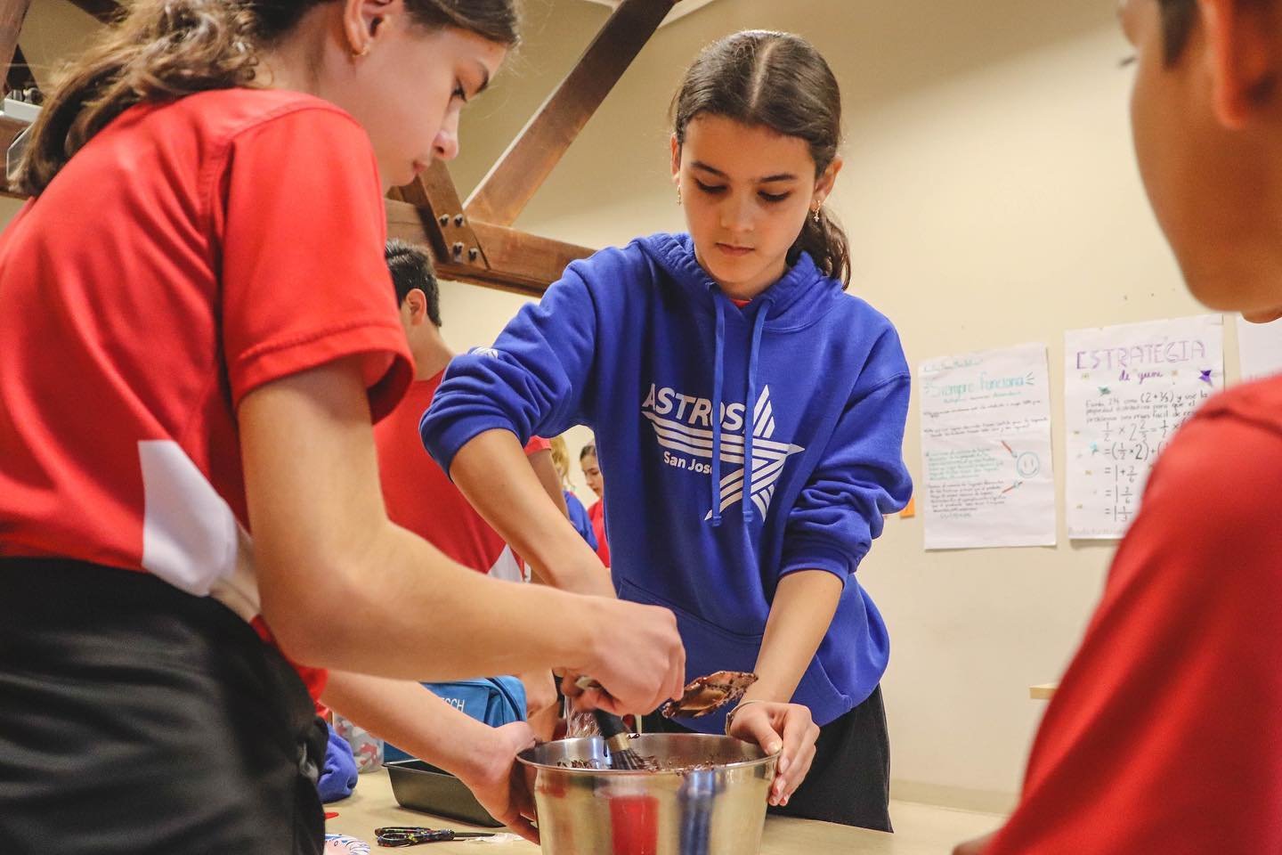 ✅En primaria buscamos que los alumnos adquieran y apliquen su aprendizaje para la vida real.

✳️En clase de matem&aacute;ticas prepararon brownies con el objetivo de:
Desarrollar trabajo en equipo, organizaci&oacute;n, medici&oacute;n de ingredien