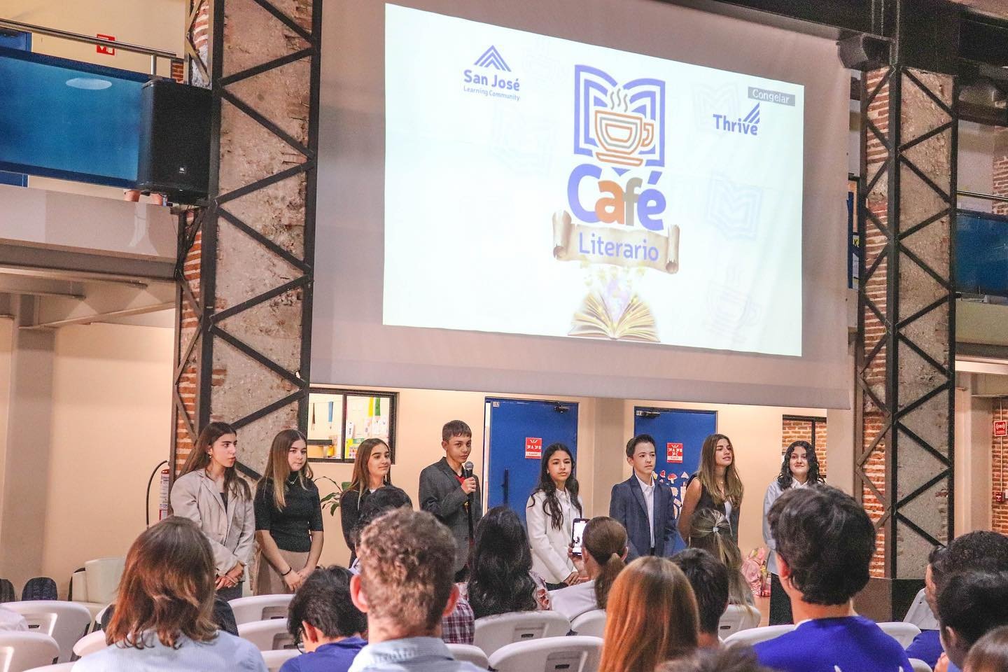 🔵Nuestros alumnos de secundaria nos sorprendieron organizando un m&aacute;gico Caf&eacute; Literario, donde exploraron diversos g&eacute;neros literarios y dieron rienda suelta a su creatividad💭

Disfrutamos de incre&iacute;bles obras llenas de tal