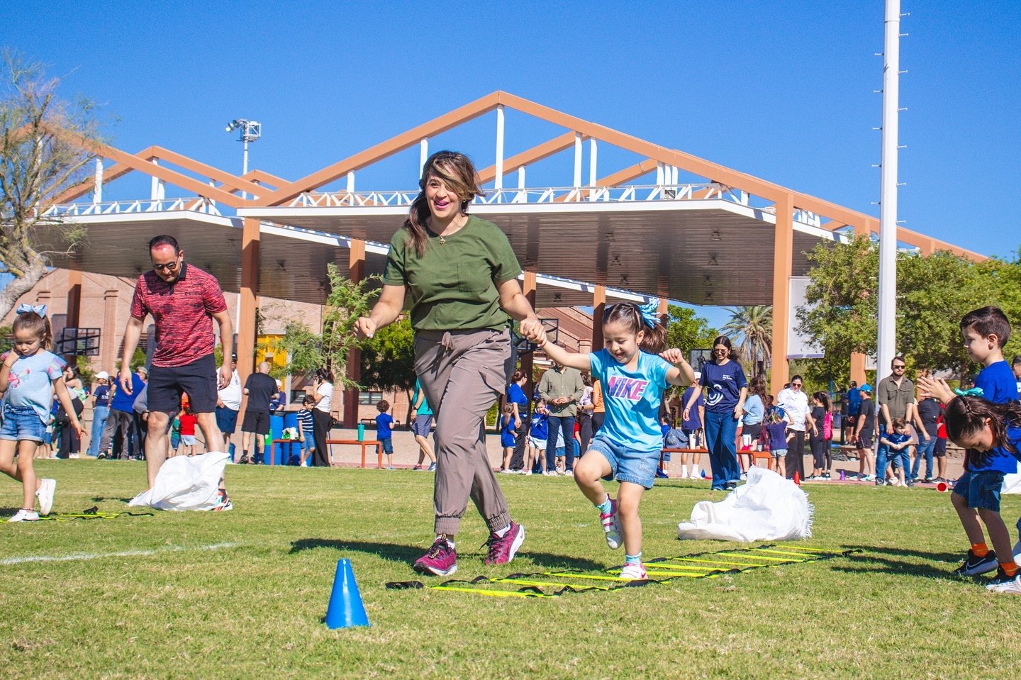&iexcl;Una ma&ntilde;ana llena de energ&iacute;a y alegr&iacute;a! ☀️ Padres e hijos se unieron en las Mini Olimpiadas para celebrar el espir&iacute;tu deportivo. &iexcl;Un evento que quedar&aacute; grabado en nuestros corazones! ❤️ #MiniOlimpiadas  