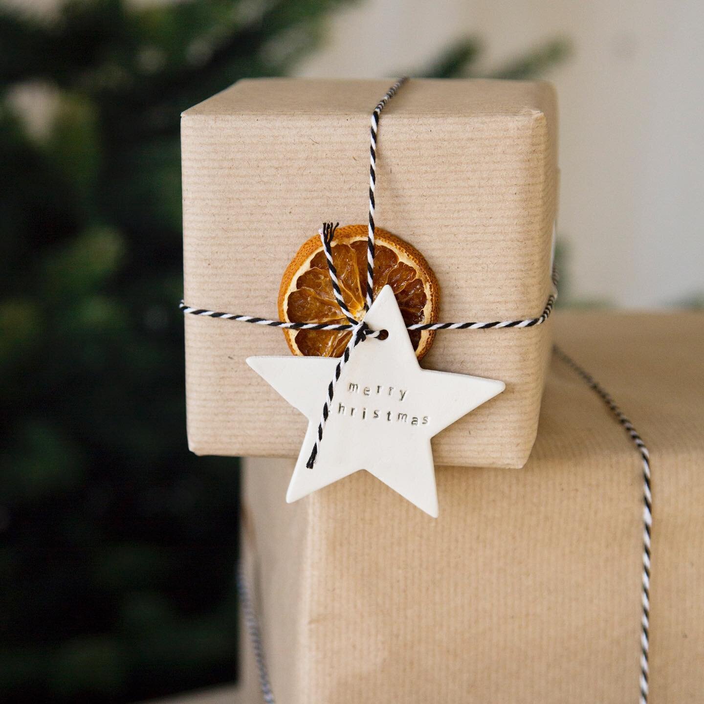 Simple bit effective. Can&rsquo;t beat a star at Christmas&hellip;. Ohh an an orange&hellip; and maybe some mulled wine.

These stars can be used as decorations or gift tags. 
.
.
.
.
.

#christmasdecor #christmas #sustainablechristmas #scandihome #s