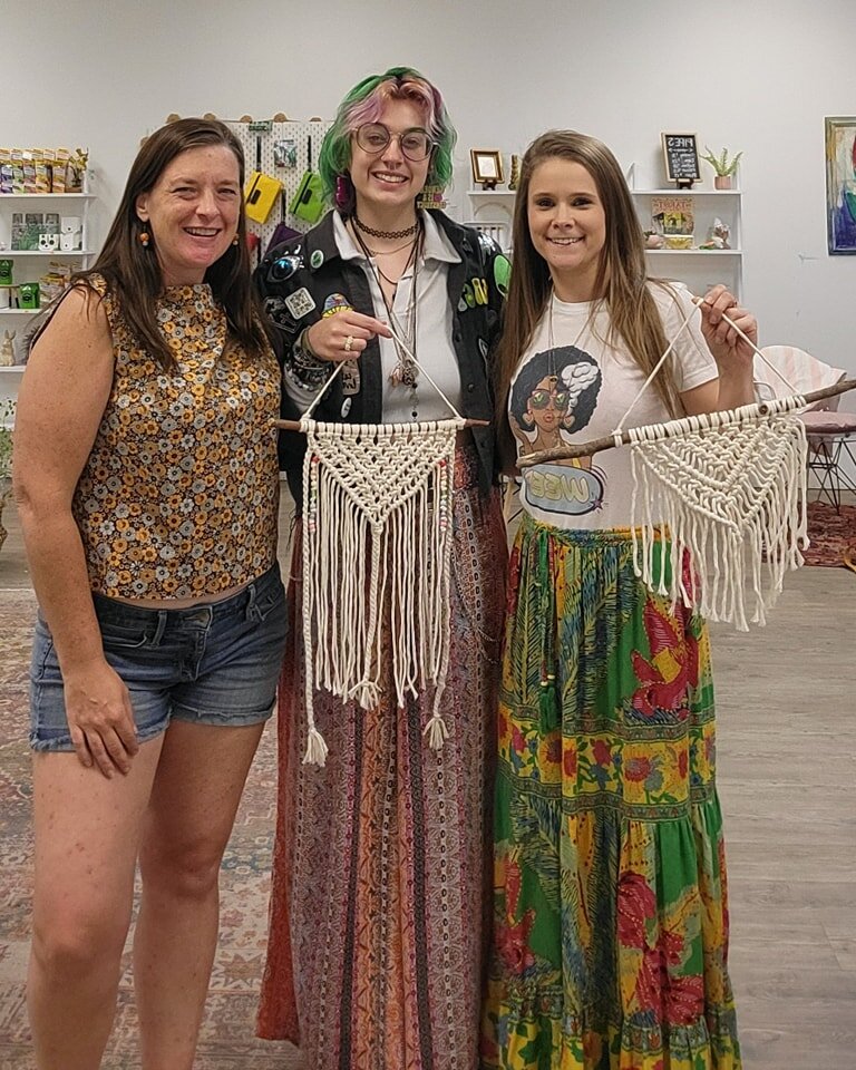 Thursday evening, we gathered our creative energy and some macram&eacute; supplies and had a great time at Local Flower Lounge, making beautiful wall hangings ✨️

If you missed it, don't fret! I'm offering this class on June 16th in Henderson at The 