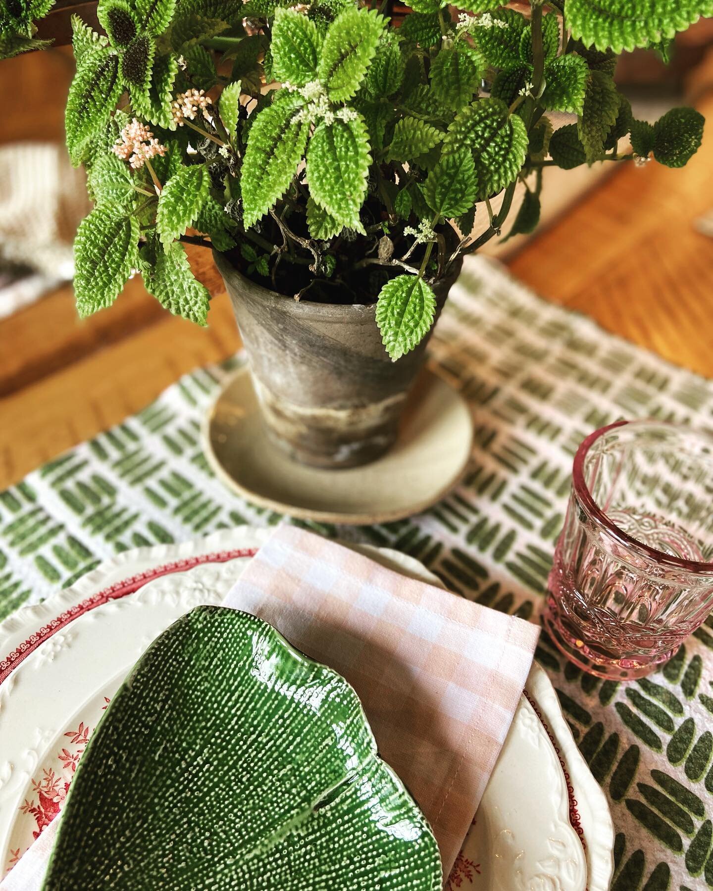 Perfect table setting for spring! Have I ever told you how much I love green #geometrytowels @geometry.house
