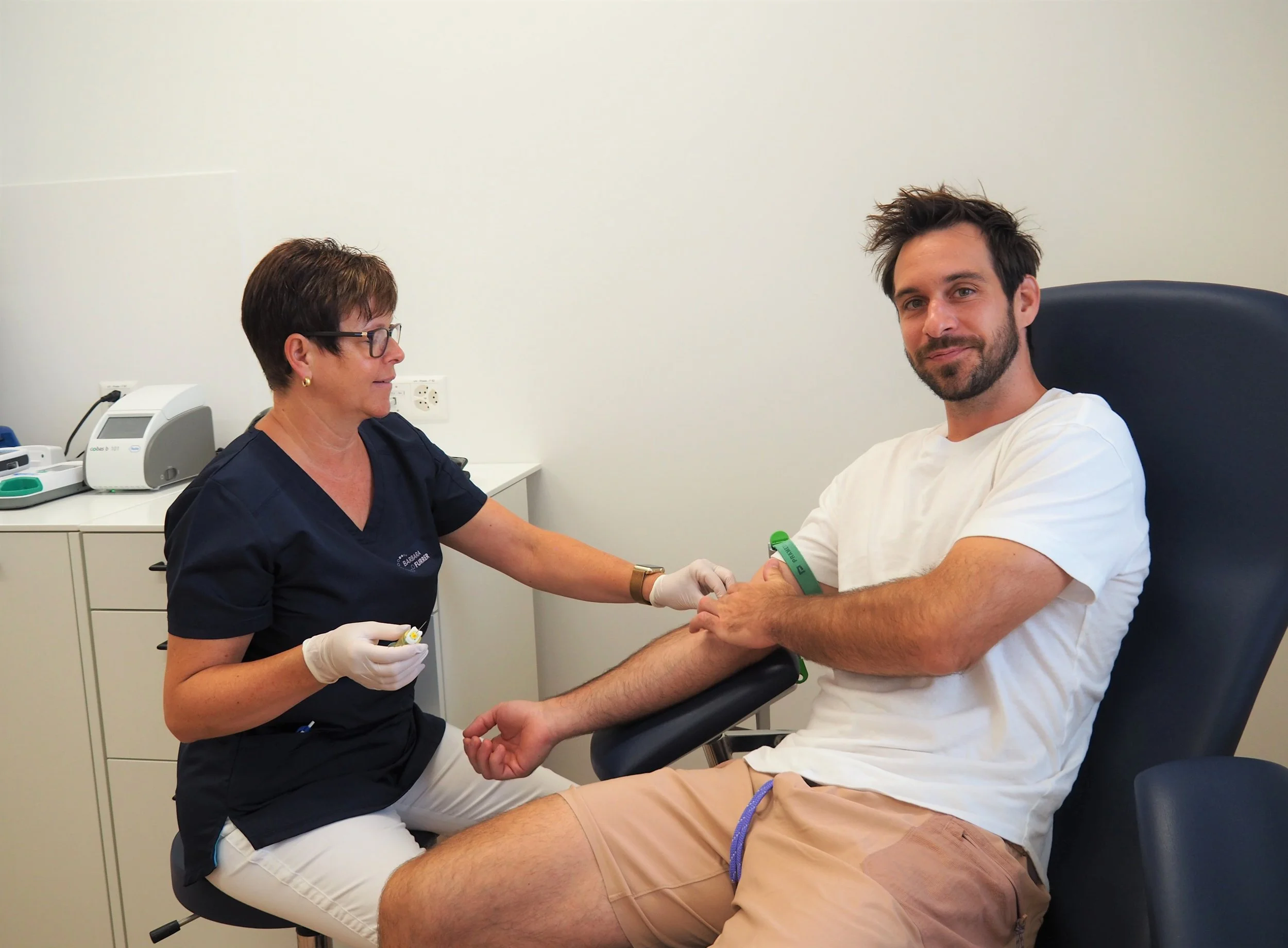 EHCB-Stürmer Luca Cunti bei der Blutentnahme