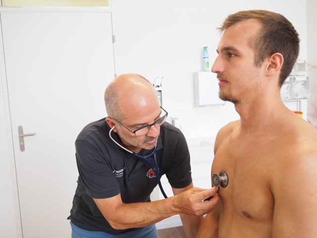 EHCB-Goalie Joren van Pottelberghe bei der allgemeinmedizinischen Untersuchung