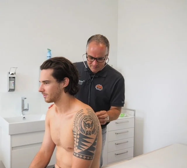 EHCB-Verteidiger Yannik Rathgeb bei der allgemeinmedizinischen Untersuchung