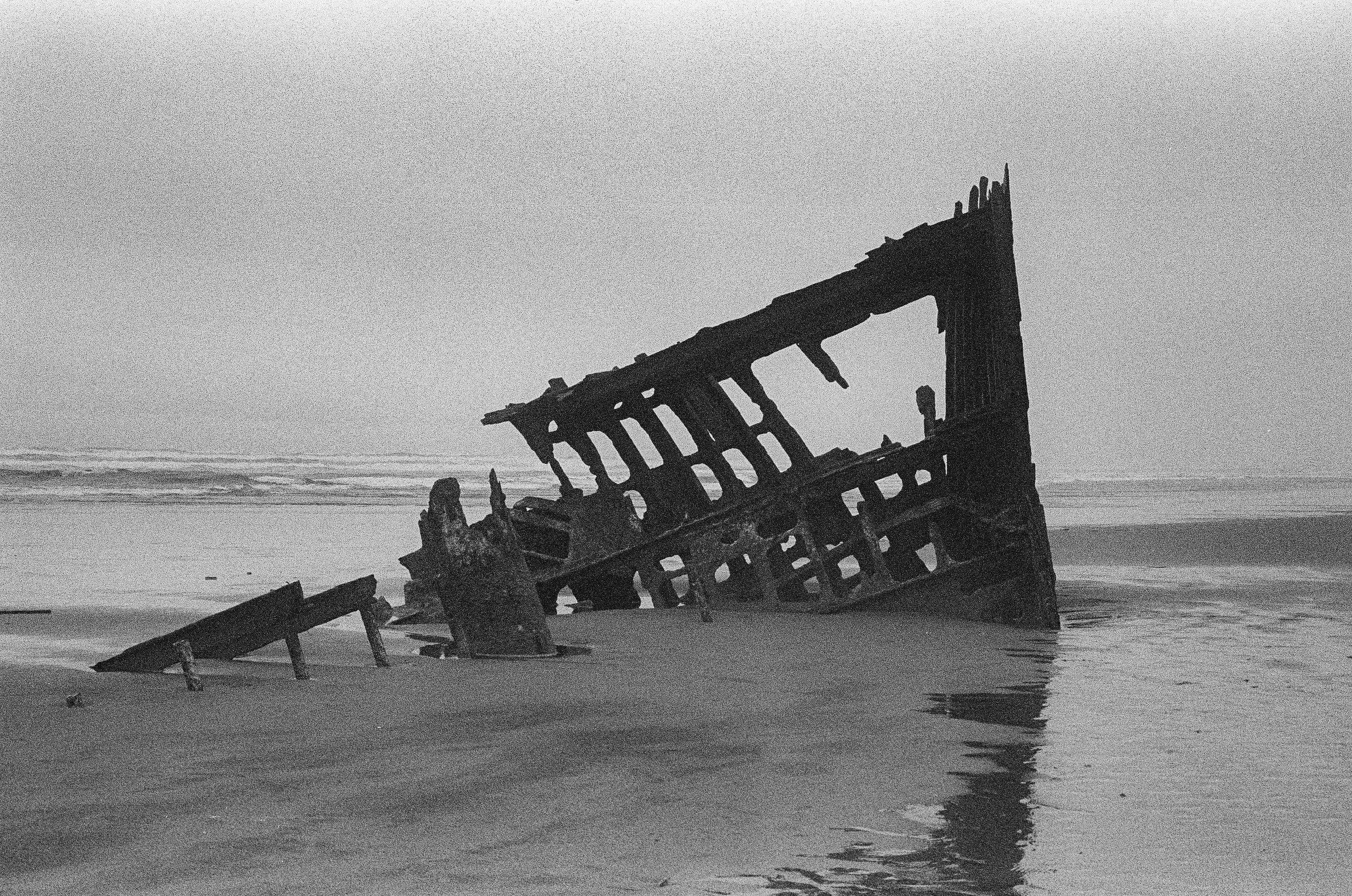 Ship_Wreck_OR_Coast_35mm_BW_Ezra.williamson.jpg