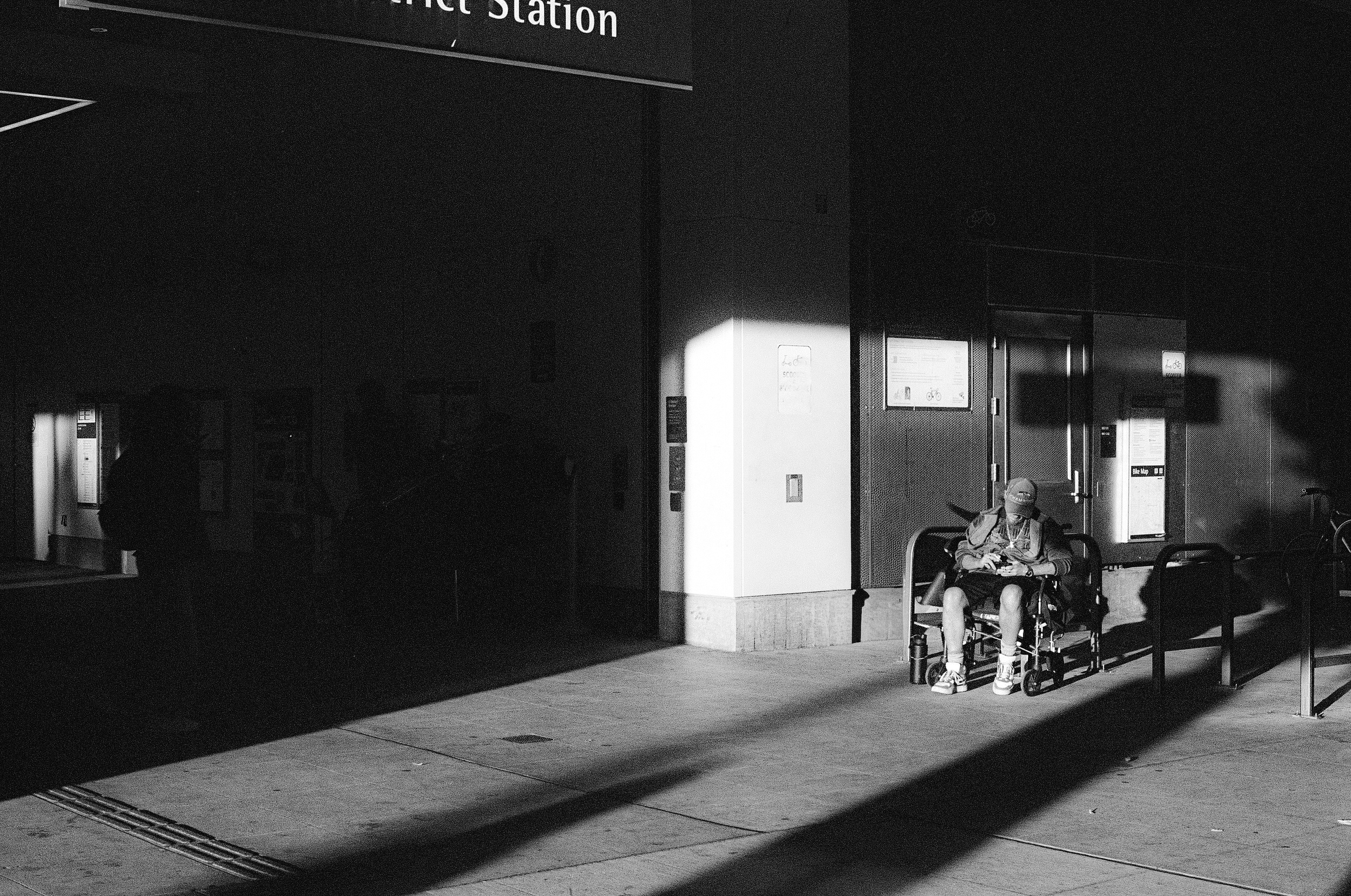 PRINT EDIT Man_1_Line_35mm_BW.png