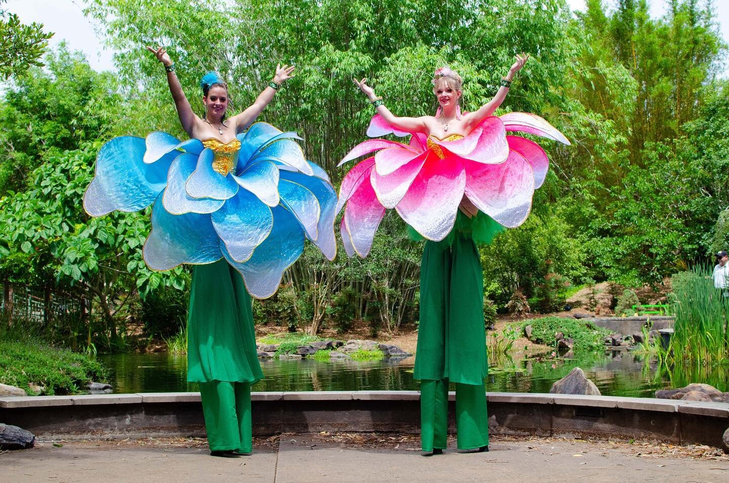 Stilt walking flowers!!! Some pictures from our recent Art in the garden zoo festival #stiltwalkers #jacksonvillezoo #artinthegarden @jacksonvillezoo #stilts #circus #circuseverydamnday 
Thank you once again for having @kristen_sparrow_circus at your