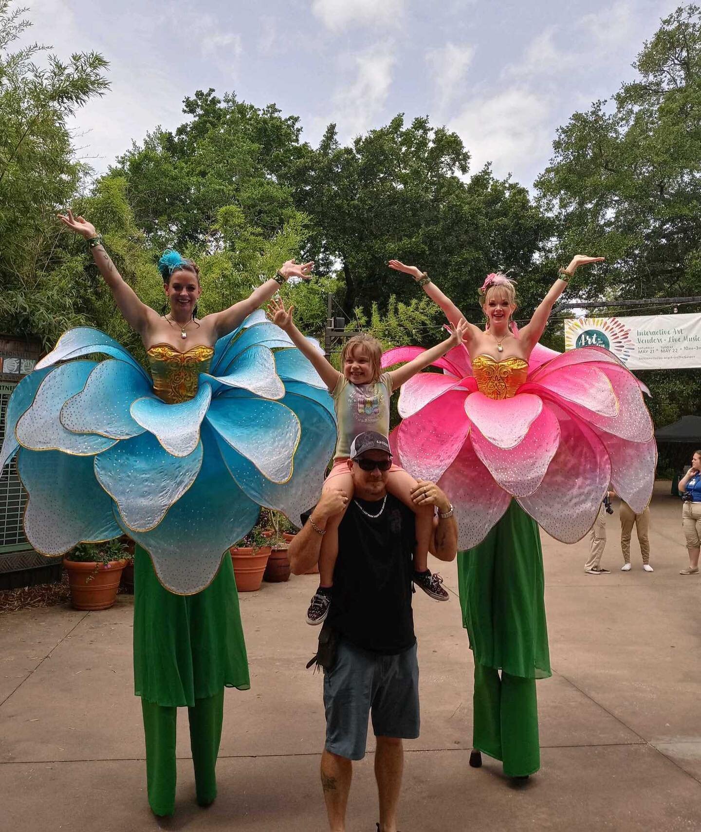 Even more lol Stilt walking flowers!!! Some pictures from our recent Art in the garden zoo festival #stiltwalkers #jacksonvillezoo #artinthegarden @jacksonvillezoo #stilts #circus #circuseverydamnday 
Thank you once again for having @kristen_sparrow_
