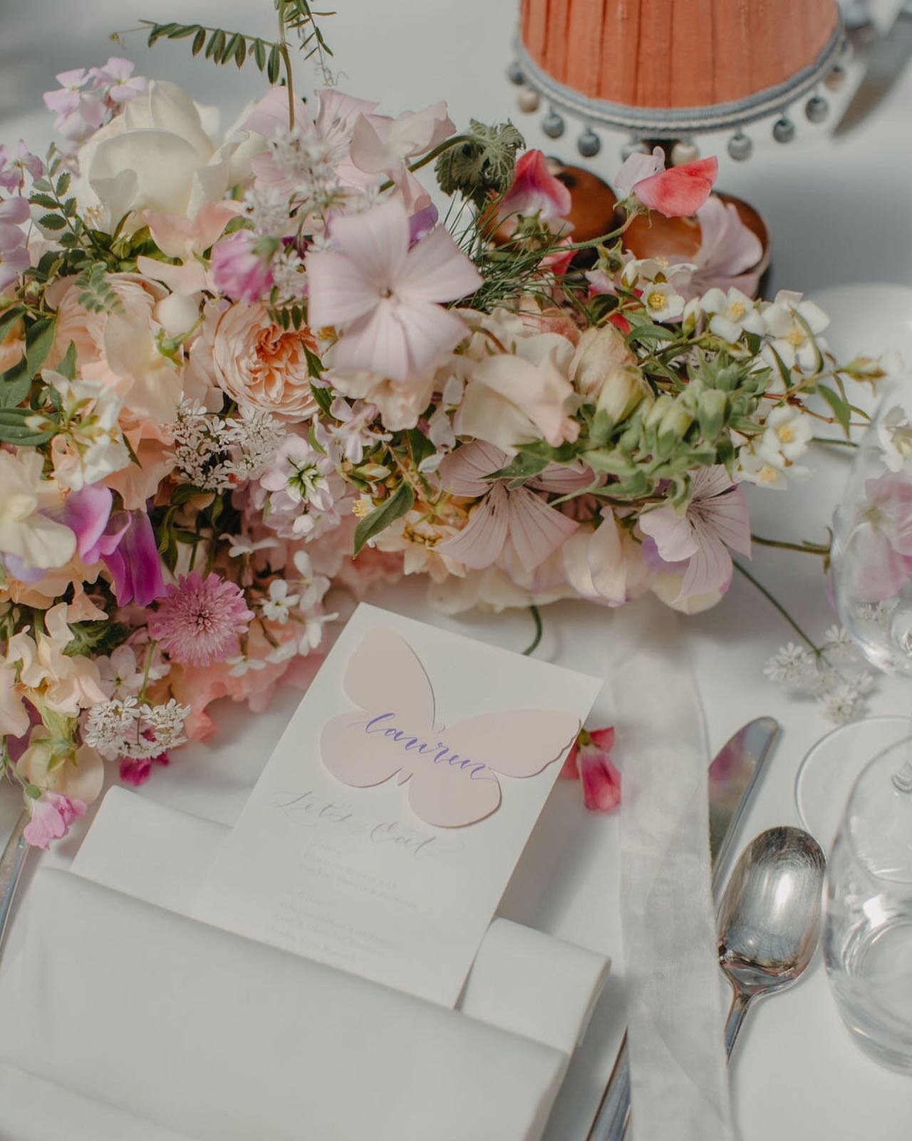 Table setting details from our wedding lunch at @daphneslondon 🦋
.
📸 @sammytaylor.weddingphotography 
🌸 @floralkind 
.
.
#calligraphy #moderncalligraphy #calligraphyuk #pointedpen #lovecalligraphy #calligrapherlondon #calligrapher #penandink #hand